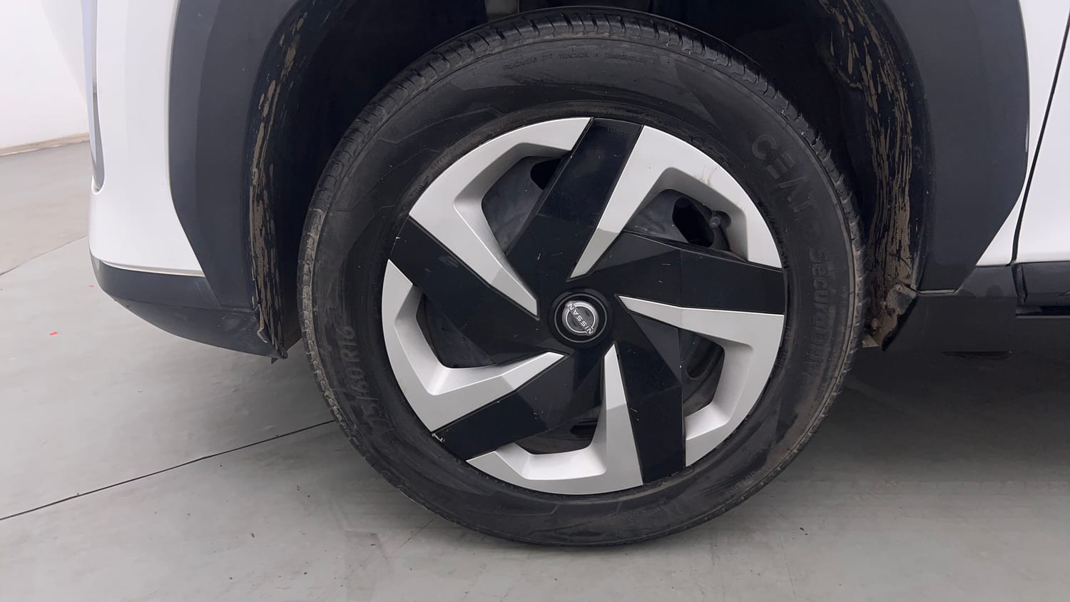 Used 2021 Nissan Magnite XL Petrol Manual tyres LEFT FRONT TYRE RIM VIEW