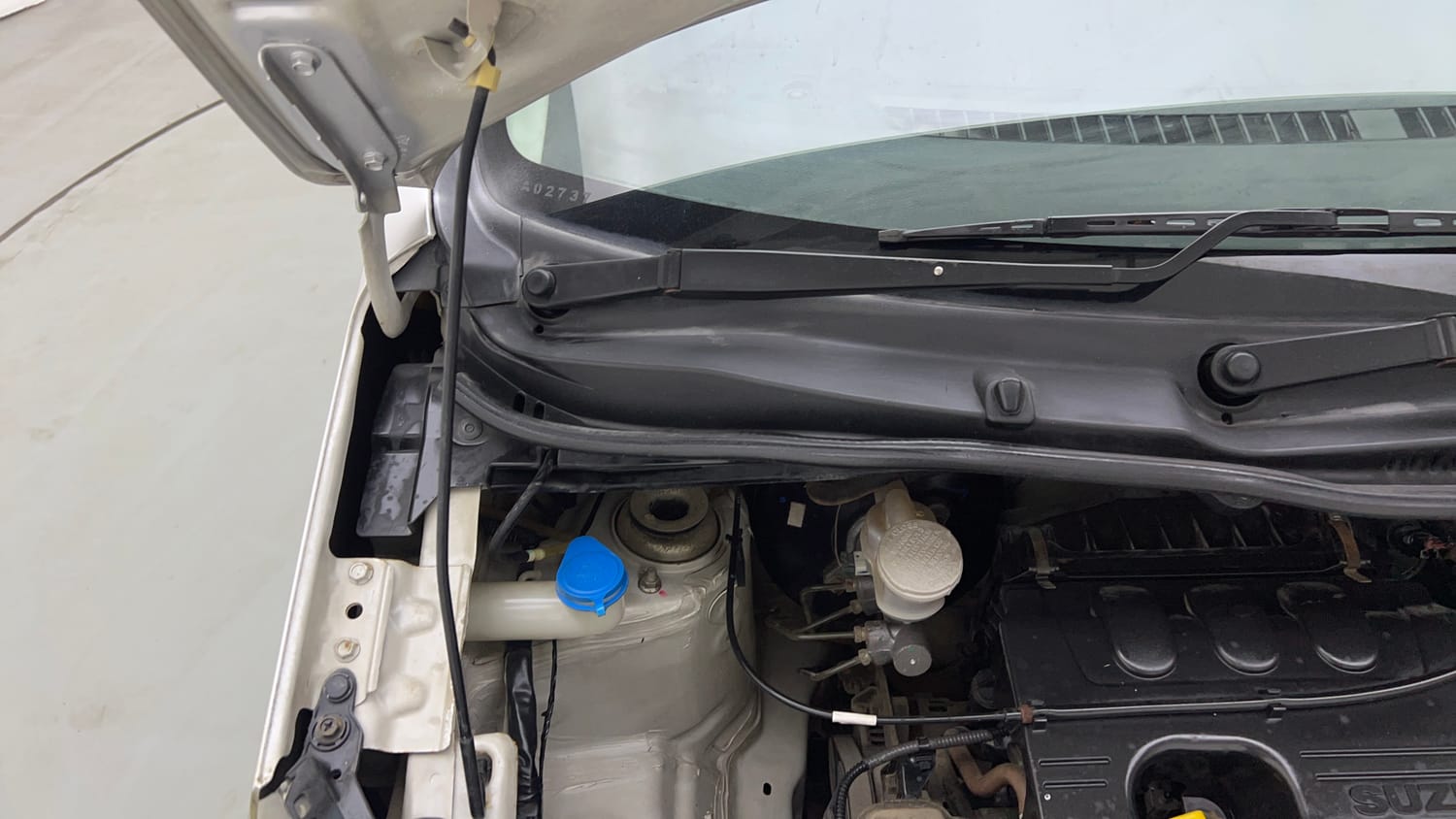 Used 2016 Maruti Suzuki Wagon R LXI Petrol Manual engine ENGINE RIGHT SIDE HINGE & APRON VIEW