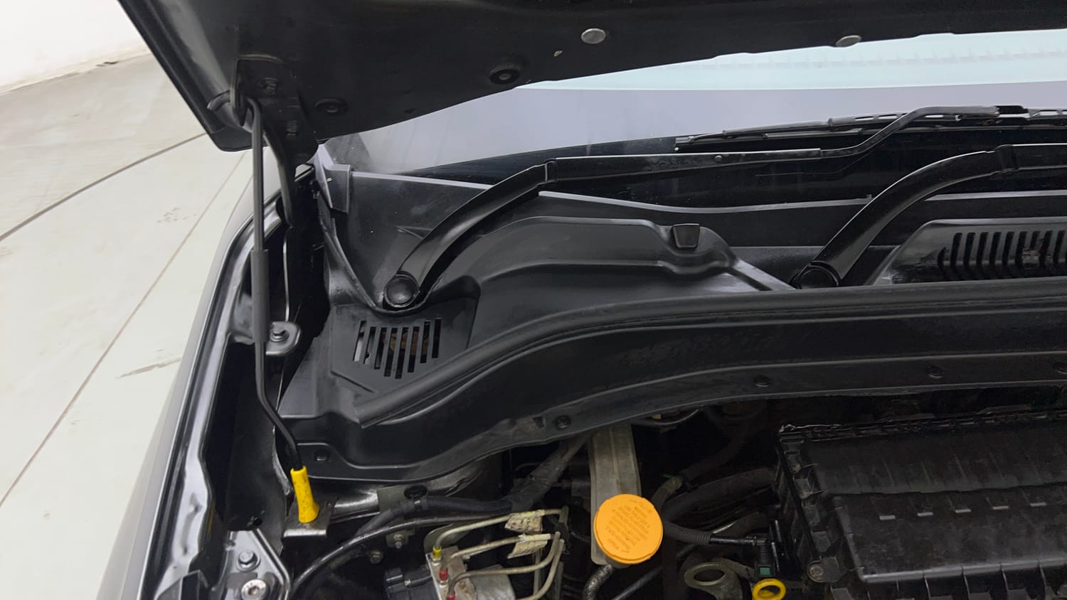 Used 2022 Tata Punch Accomplished AMT Petrol Automatic engine ENGINE RIGHT SIDE HINGE & APRON VIEW