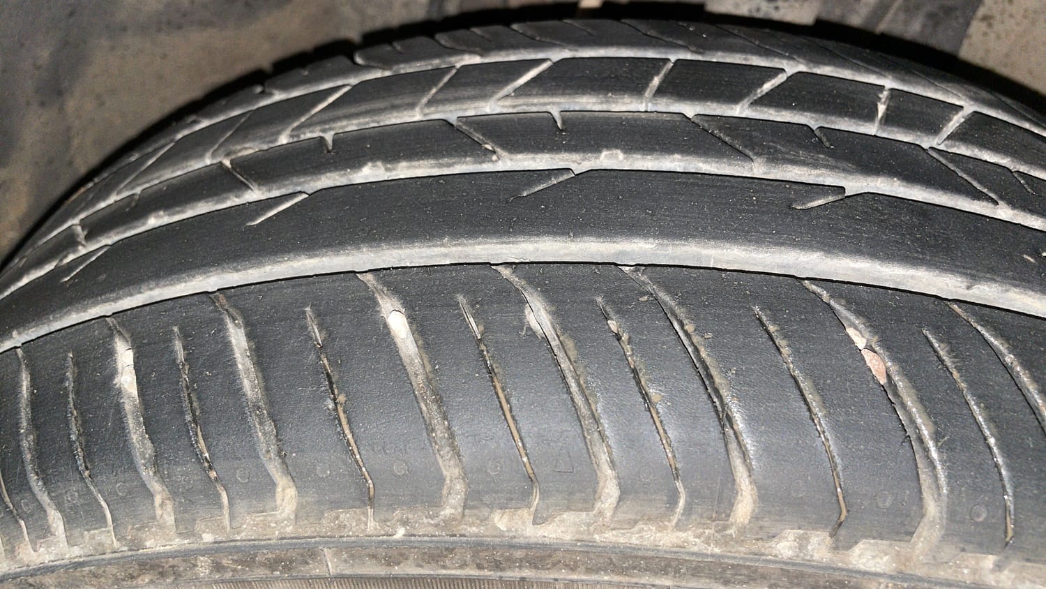 Used 2022 Renault Kiger RXT AMT Petrol Automatic tyres RIGHT FRONT TYRE TREAD VIEW