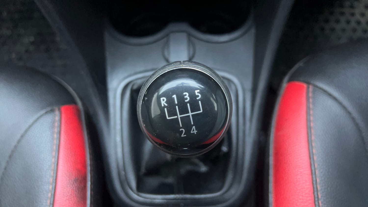 Used 2017 Volkswagen Ameo Highline1.2L (P) Petrol Manual interior GEAR  KNOB VIEW