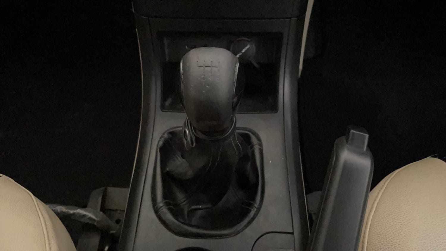 Used 2016 Mahindra XUV500 W4 Diesel Manual interior GEAR  KNOB VIEW