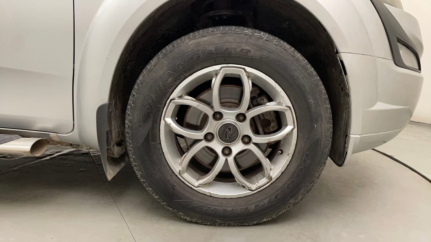Used 2016 Mahindra XUV500 W4 Diesel Manual tyres RIGHT FRONT TYRE RIM VIEW