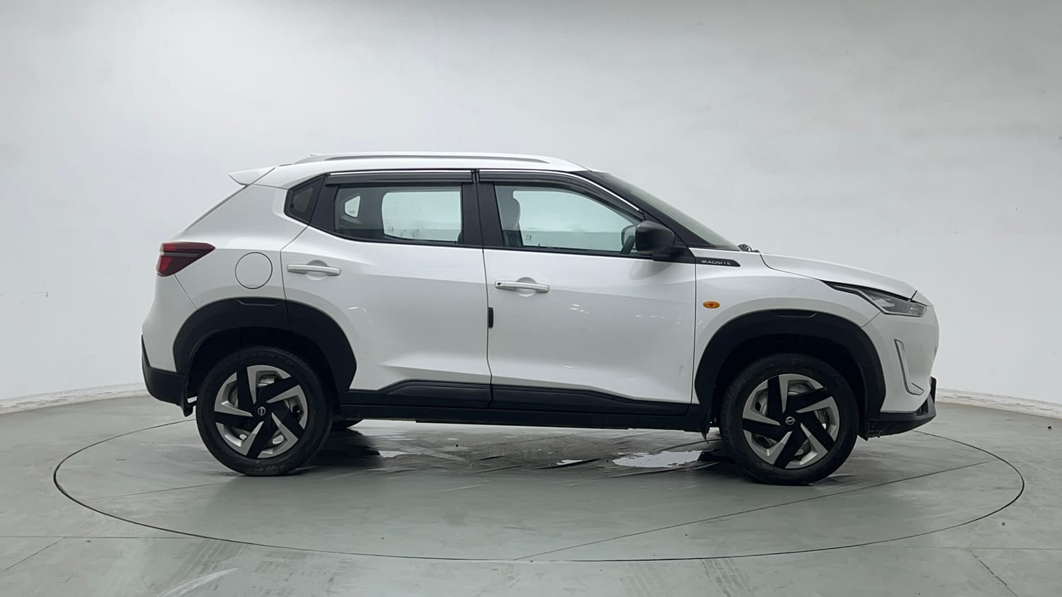 Used 2024 Nissan Magnite XE AMT Petrol Automatic exterior RIGHT SIDE VIEW