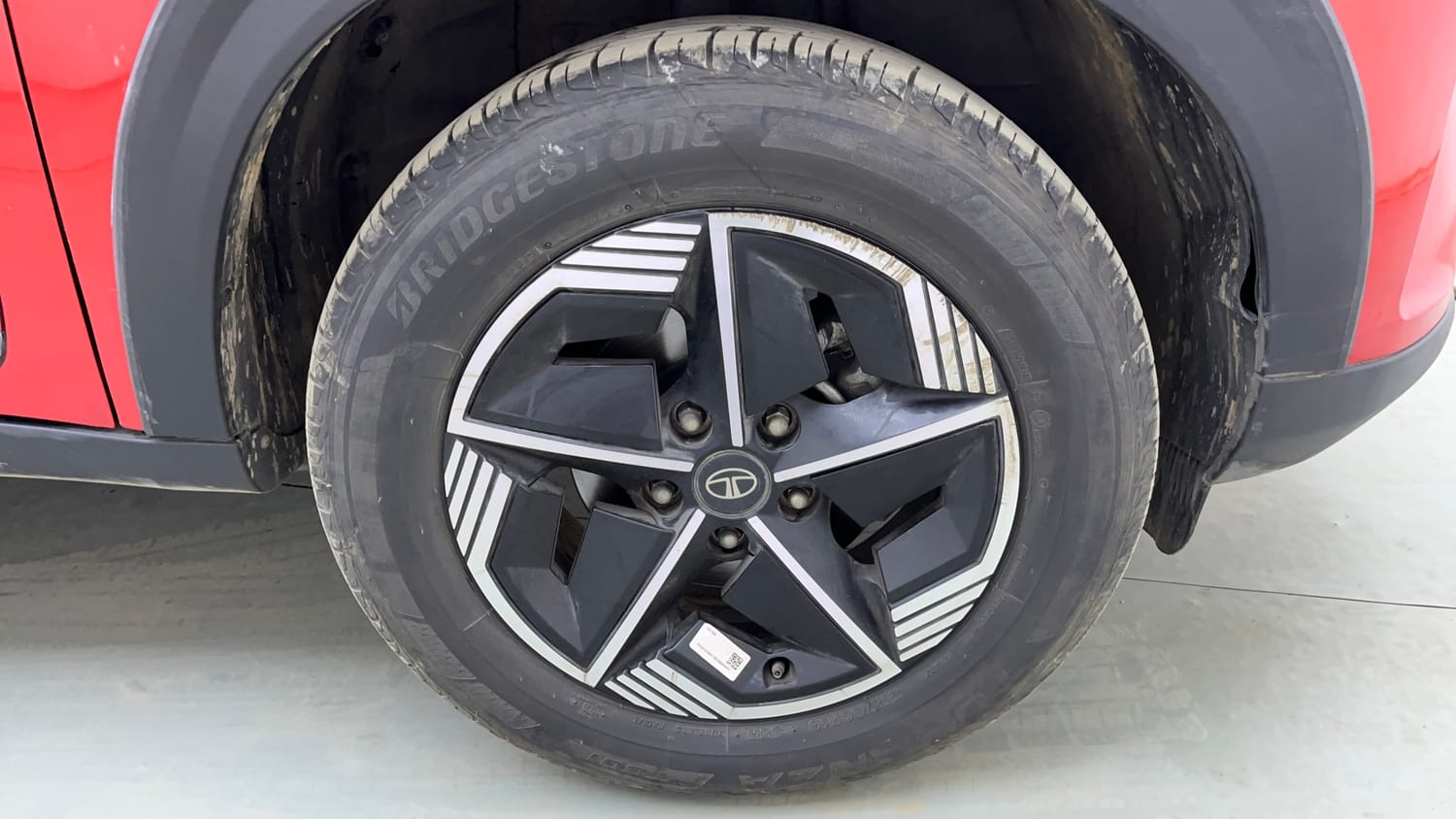 Used 2024 Tata Nexon Fearless Plus S 1.2 Revotron Petrol 6MT DT Petrol Manual tyres RIGHT FRONT TYRE RIM VIEW