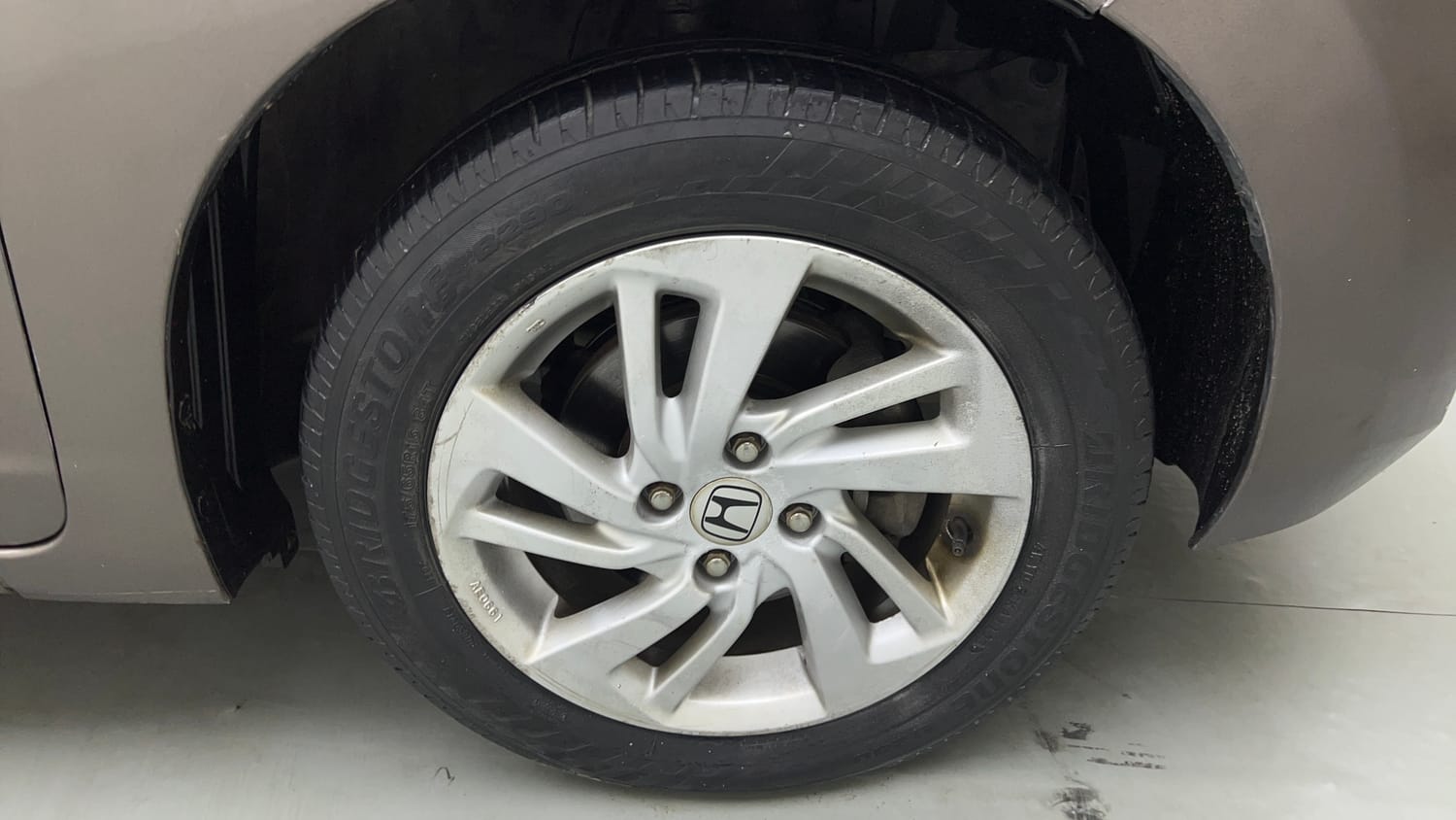 Used 2015 Honda Jazz V AT Petrol Petrol Automatic tyres RIGHT FRONT TYRE RIM VIEW