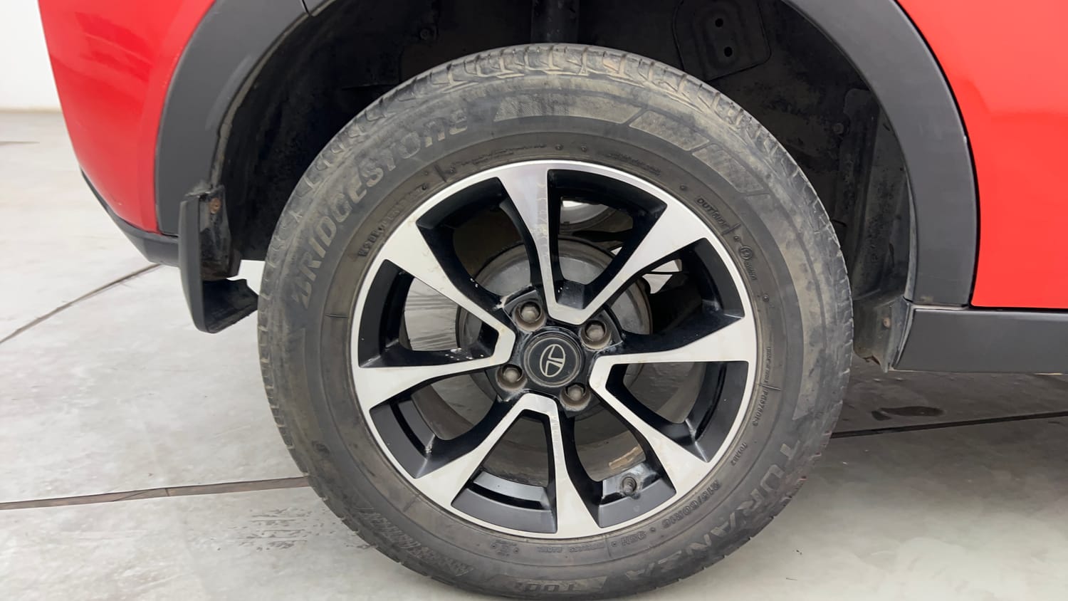 Used 2021 Tata Nexon XZA Plus Petrol Automatic tyres RIGHT REAR TYRE RIM VIEW