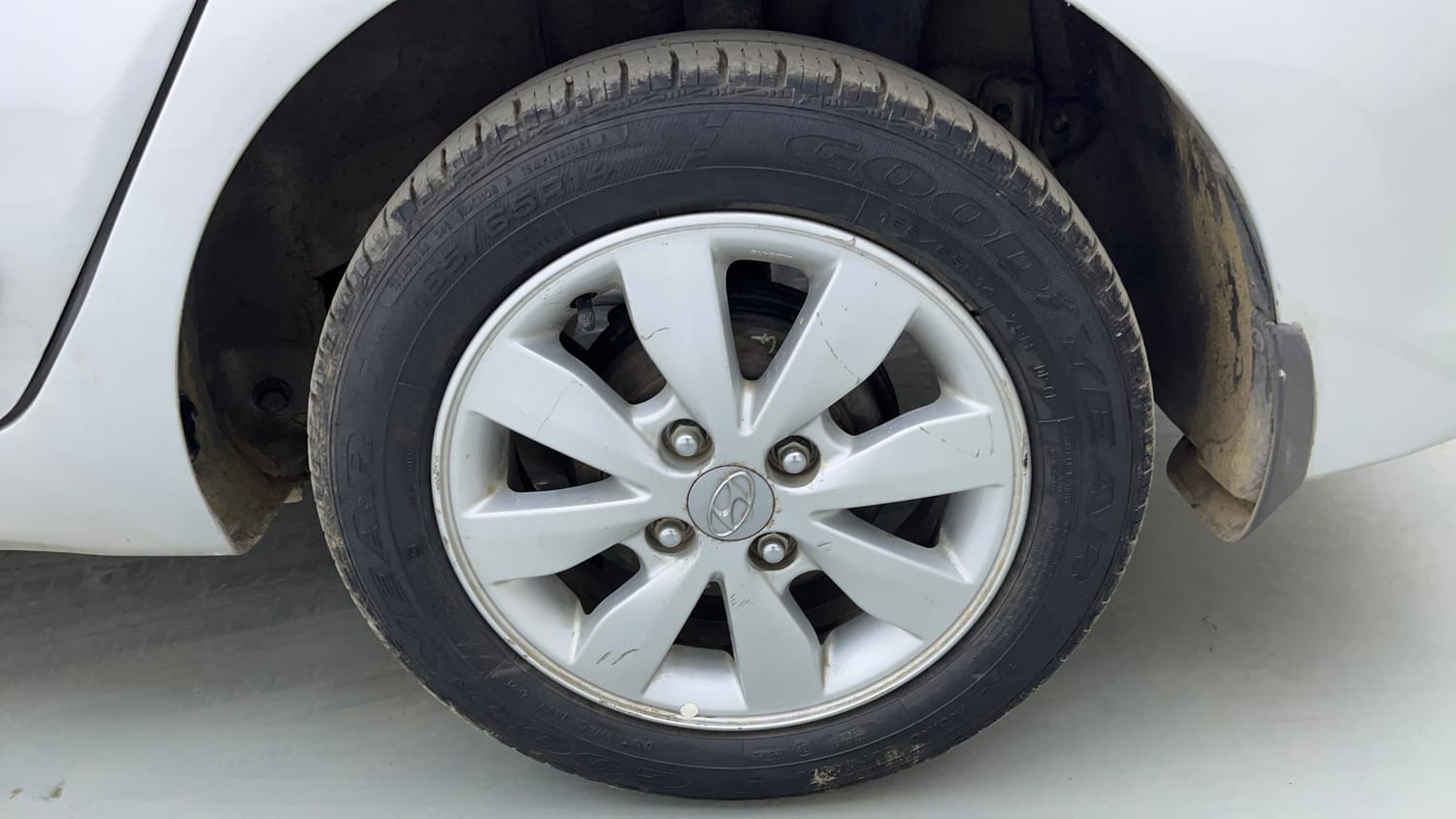 Used 2015 Hyundai Xcent S 1.2 (O) Petrol Manual tyres LEFT REAR TYRE RIM VIEW