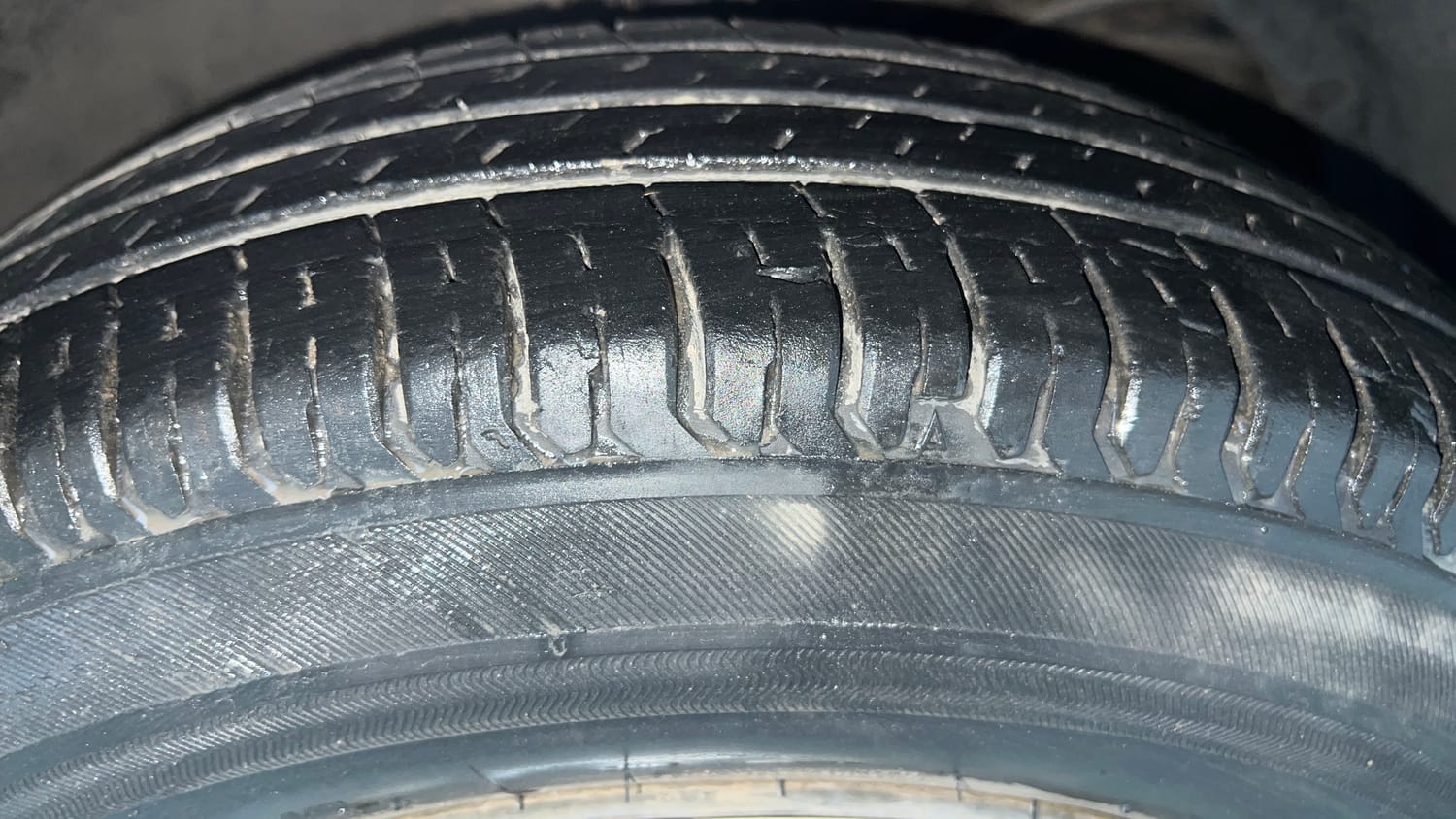 Used 2019 Maruti Suzuki Dzire VXi AMT Petrol Automatic tyres RIGHT FRONT TYRE TREAD VIEW