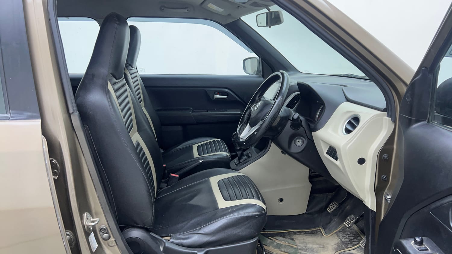 Used 2020 Maruti Suzuki Wagon R ZXi 1.2 Petrol Manual interior RIGHT SIDE FRONT DOOR CABIN VIEW