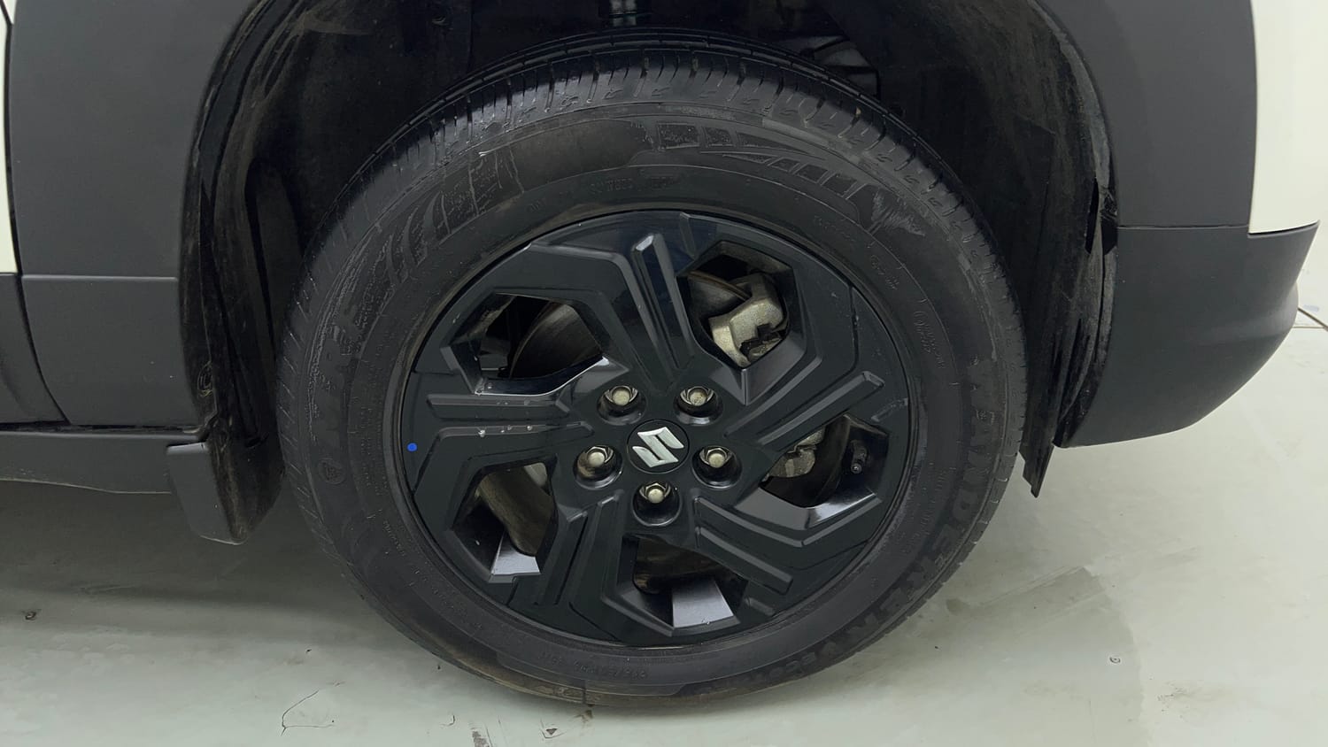 Used 2024 Maruti Suzuki Brezza ZXi Petrol Manual tyres RIGHT FRONT TYRE RIM VIEW