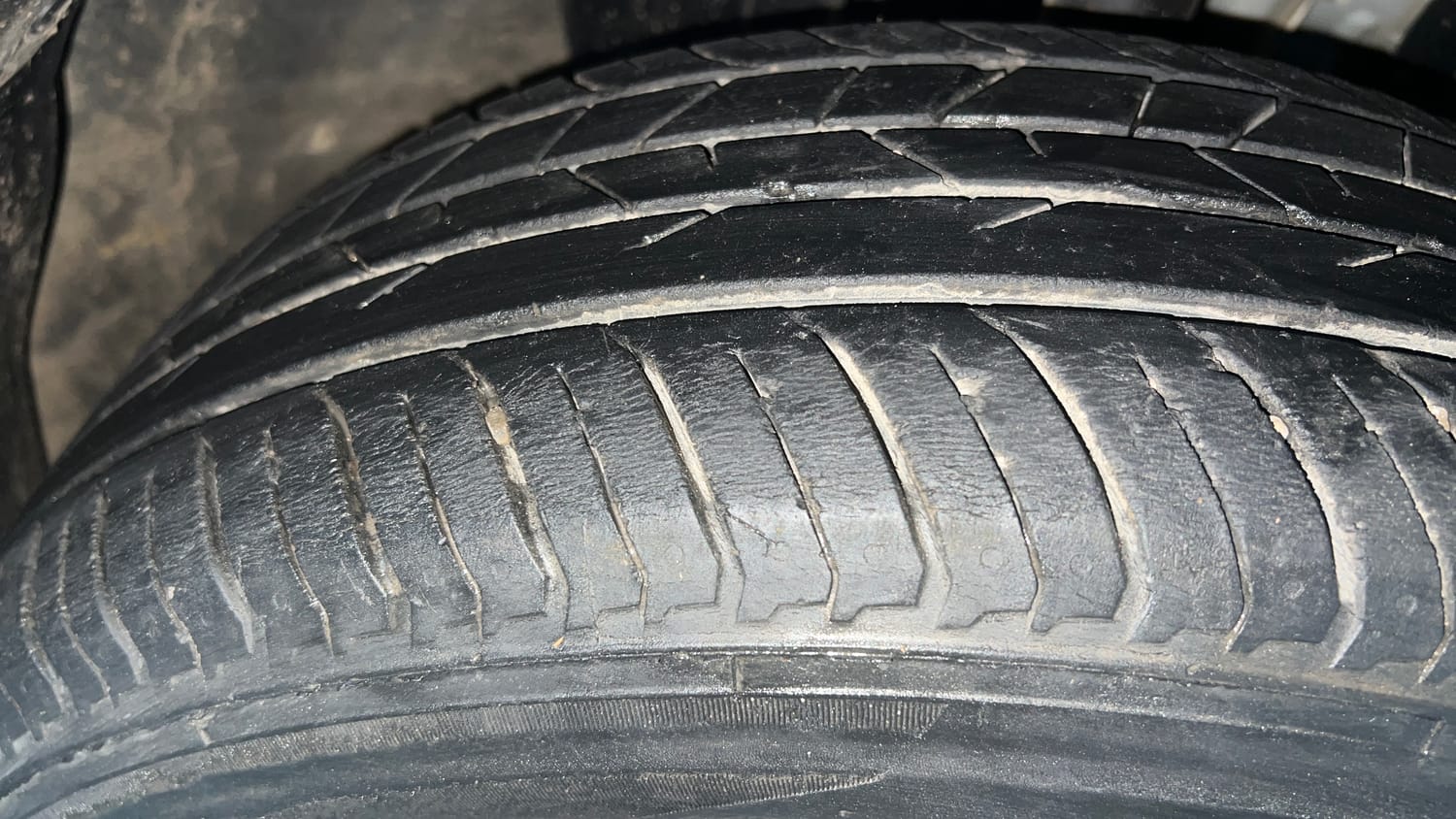 Used 2022 Nissan Magnite XE Petrol Manual tyres RIGHT FRONT TYRE TREAD VIEW