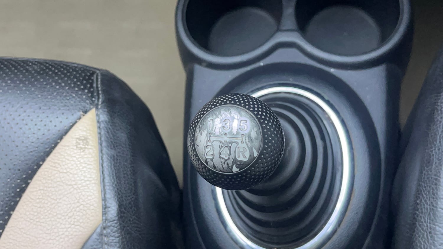 Used 2013 Honda Brio S(O)MT Petrol Manual interior GEAR  KNOB VIEW