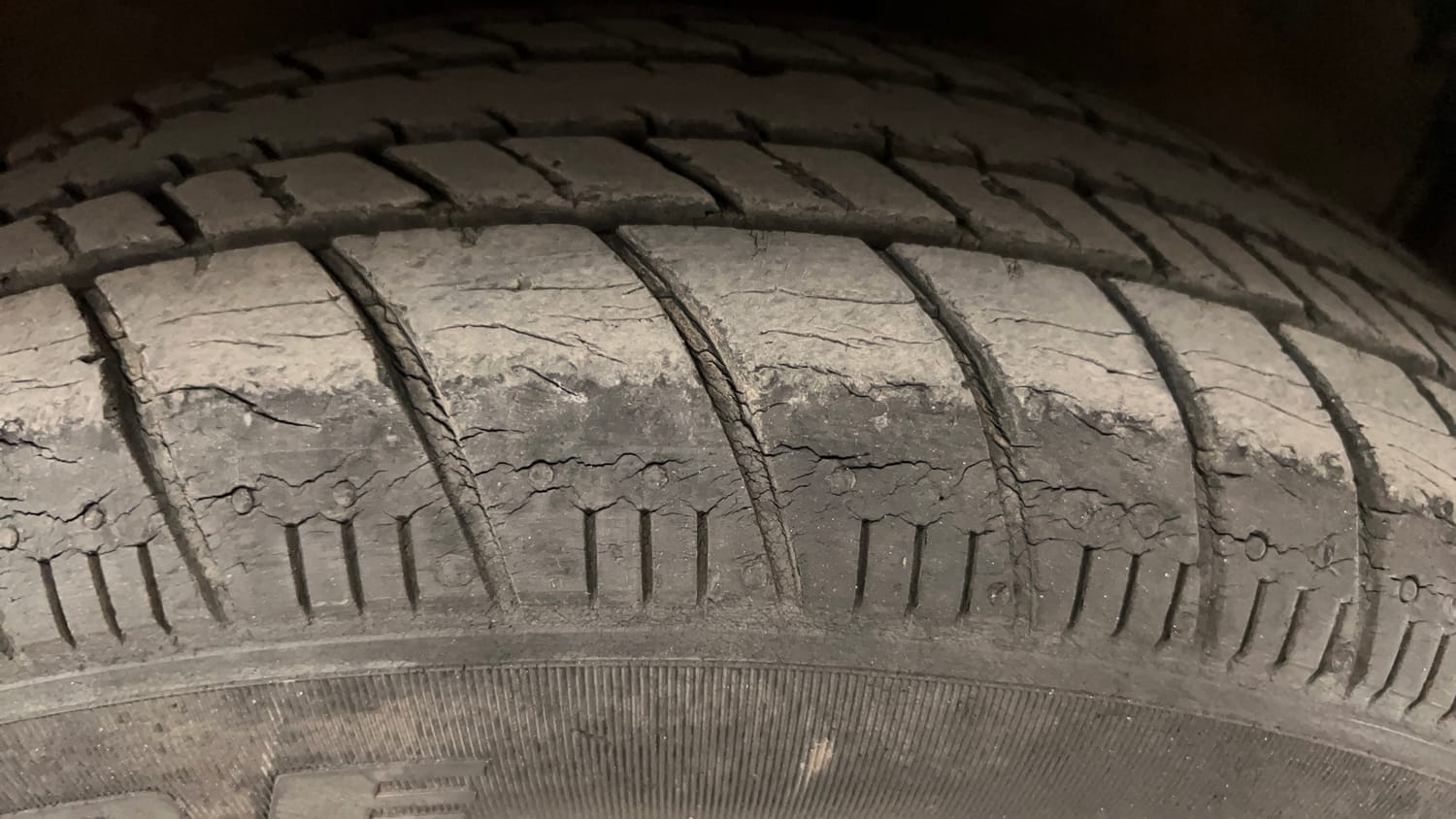 Used 2016 Maruti Suzuki Celerio ZXi AMT Petrol Automatic tyres RIGHT FRONT TYRE TREAD VIEW