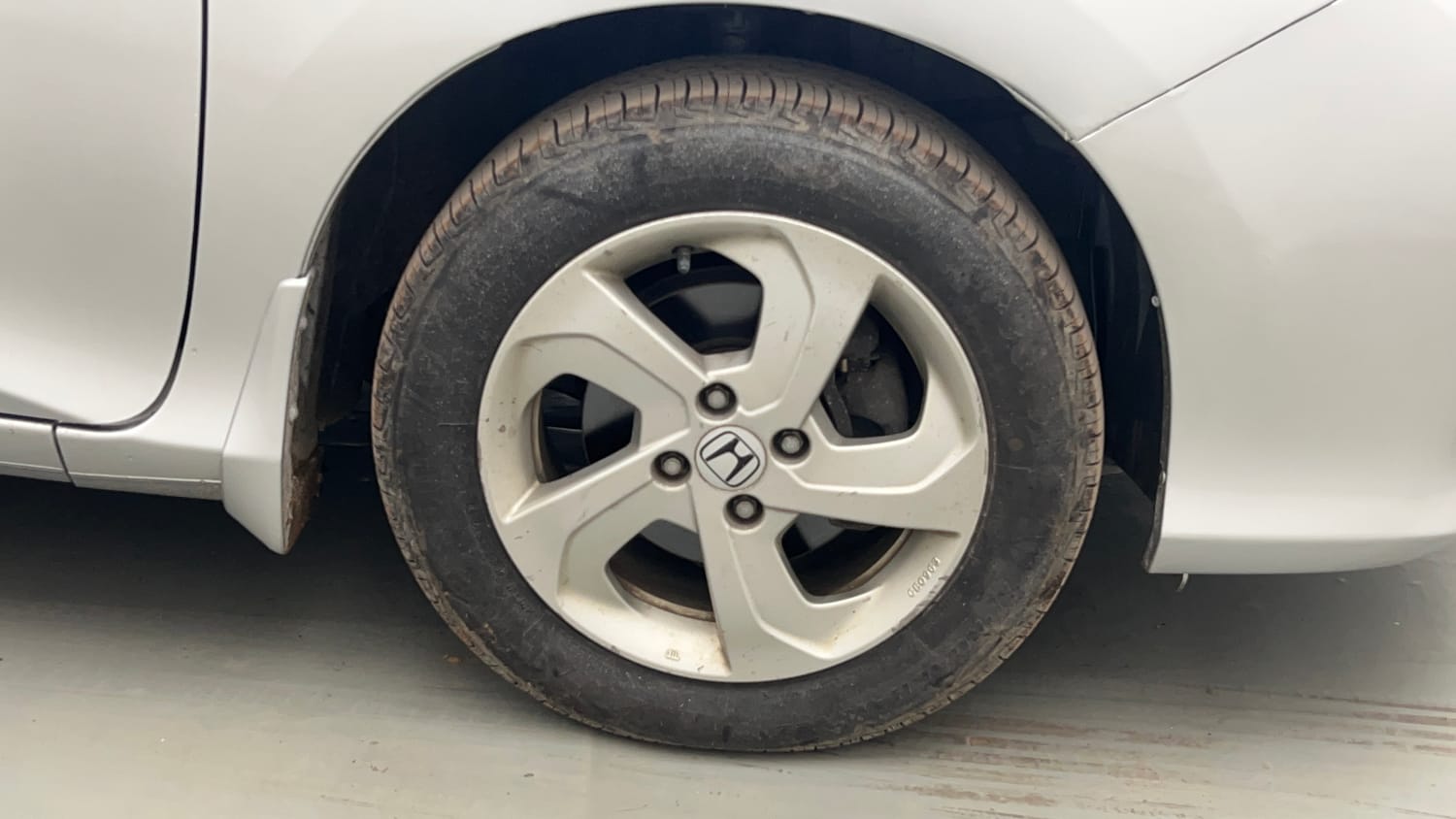Used 2015 Honda City VX Petrol Manual tyres RIGHT FRONT TYRE RIM VIEW
