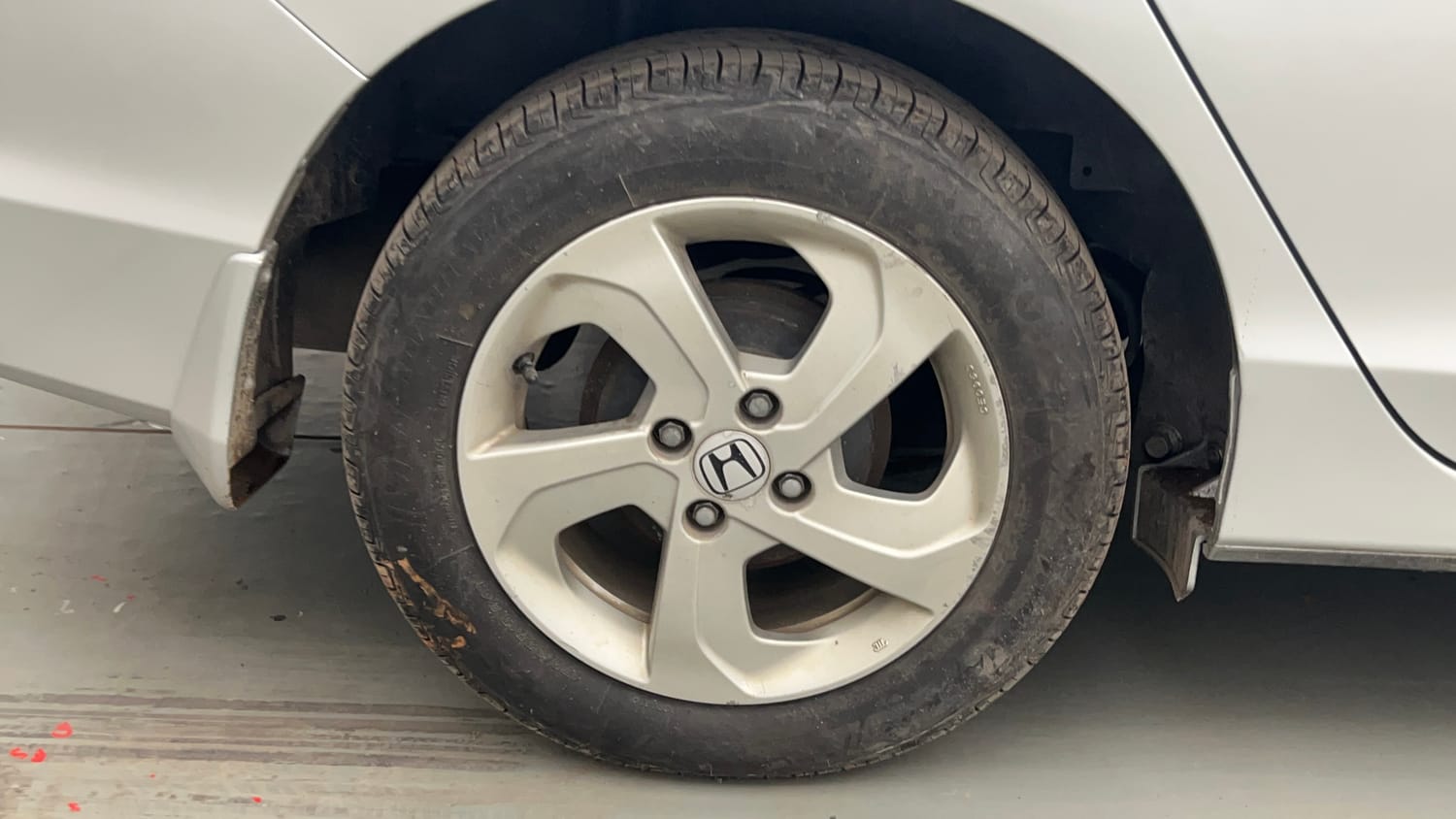 Used 2015 Honda City VX Petrol Manual tyres RIGHT REAR TYRE RIM VIEW