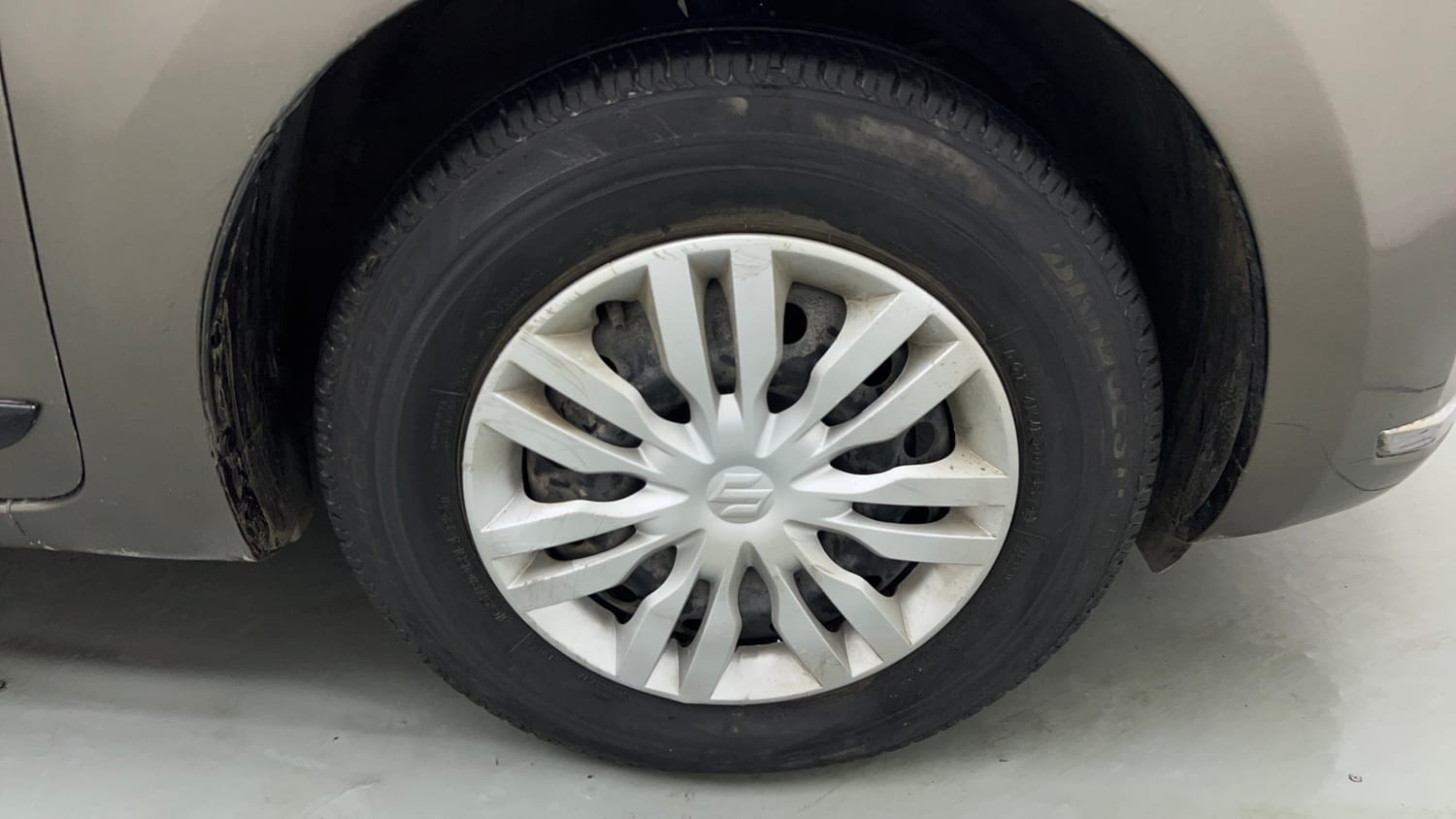 Used 2019 Maruti Suzuki Dzire VXi AMT Petrol Automatic tyres RIGHT FRONT TYRE RIM VIEW