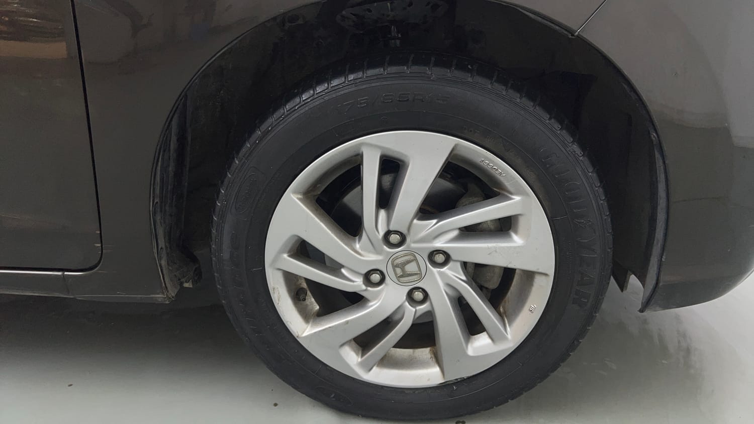Used 2022 Honda Jazz VX CVT Petrol Automatic tyres RIGHT FRONT TYRE RIM VIEW