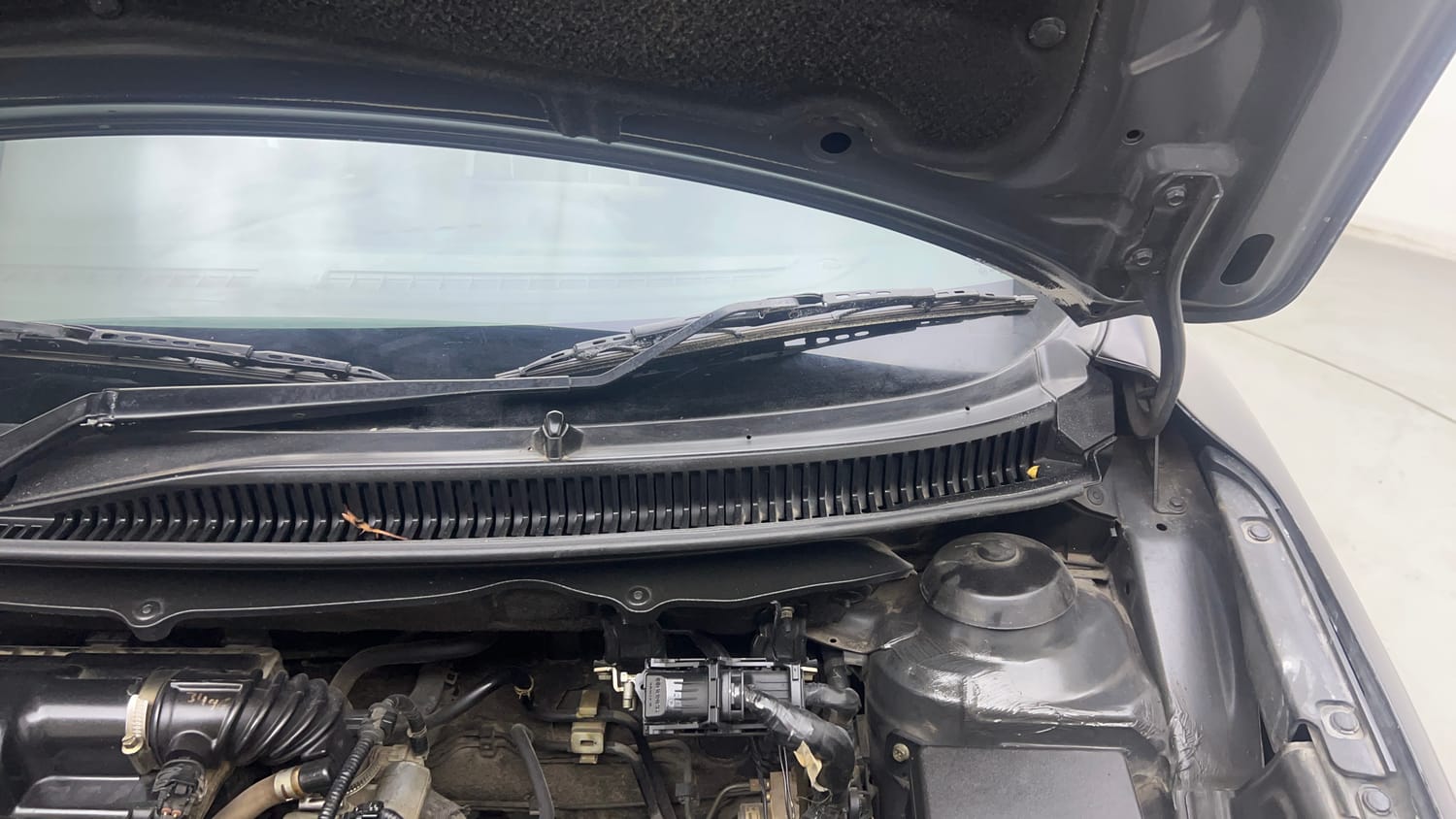 Used 2017 Maruti Suzuki Baleno Delta 1.2 Petrol Manual engine ENGINE LEFT SIDE HINGE & APRON VIEW