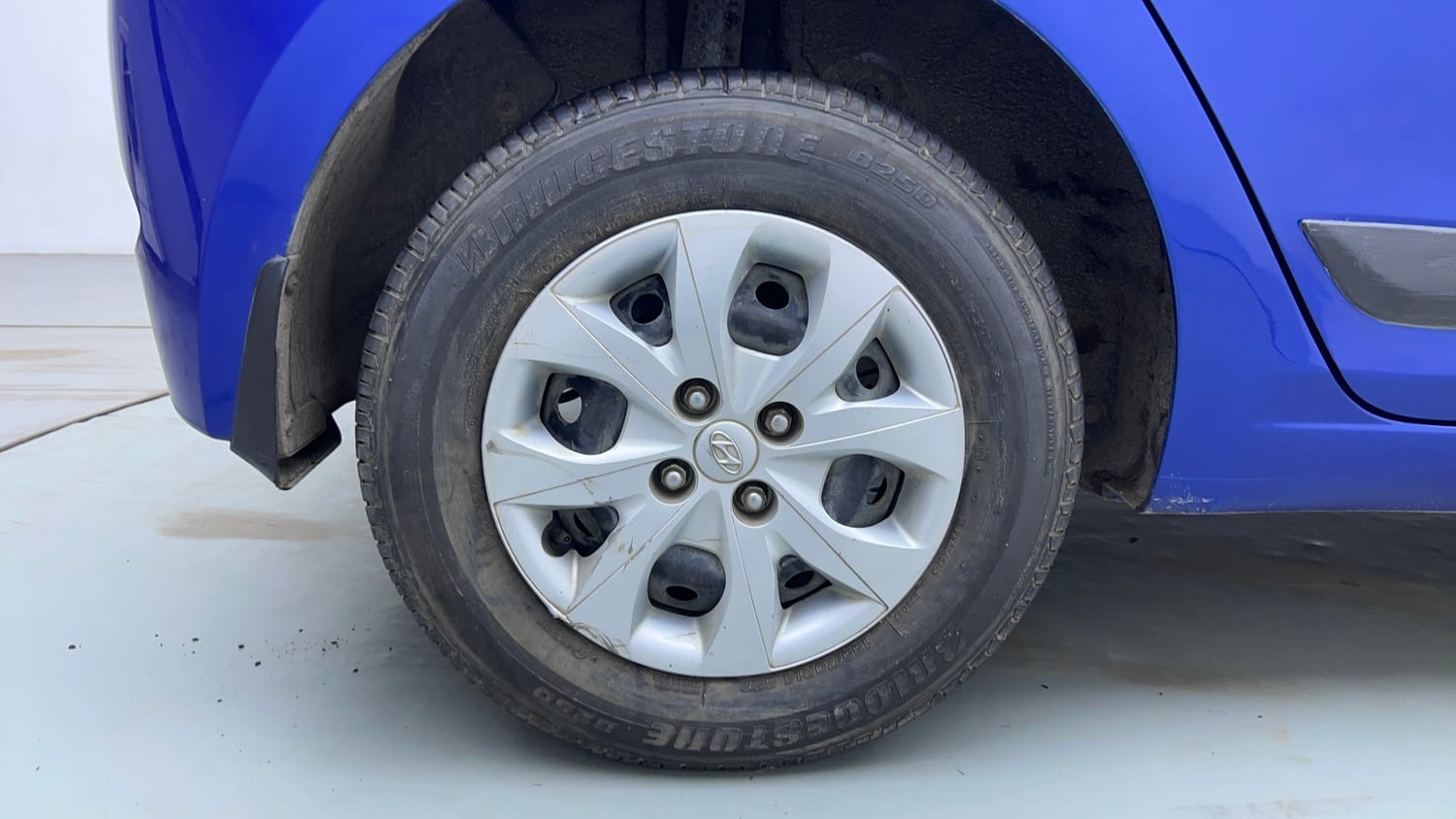 Used 2014 Hyundai Elite i20 Sportz 1.2 Petrol Manual tyres RIGHT REAR TYRE RIM VIEW
