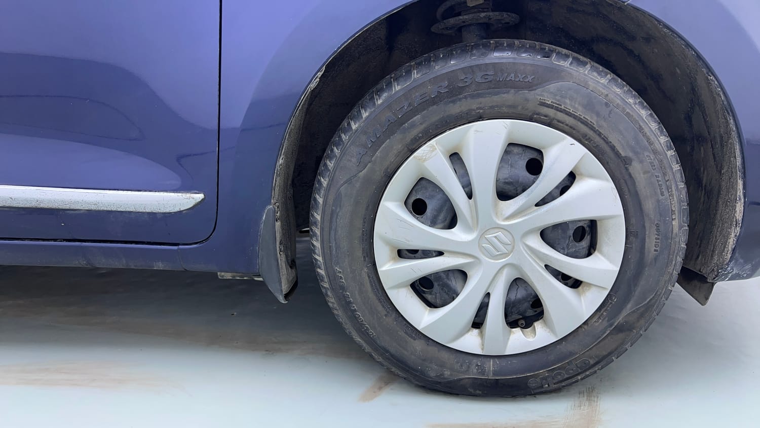 Used 2019 Maruti Suzuki Swift VXi AMT Petrol Automatic tyres RIGHT FRONT TYRE RIM VIEW