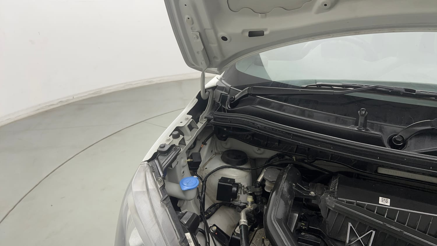 Used 2023 Maruti Suzuki Wagon R VXI 1.0 Petrol Manual engine ENGINE RIGHT SIDE HINGE & APRON VIEW