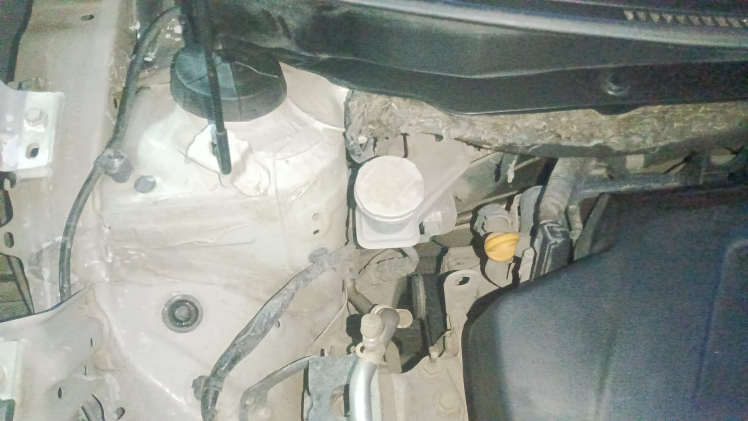 Used 2018 Maruti Suzuki Dzire VDi AMT Diesel Automatic engine ENGINE RIGHT SIDE HINGE & APRON VIEW