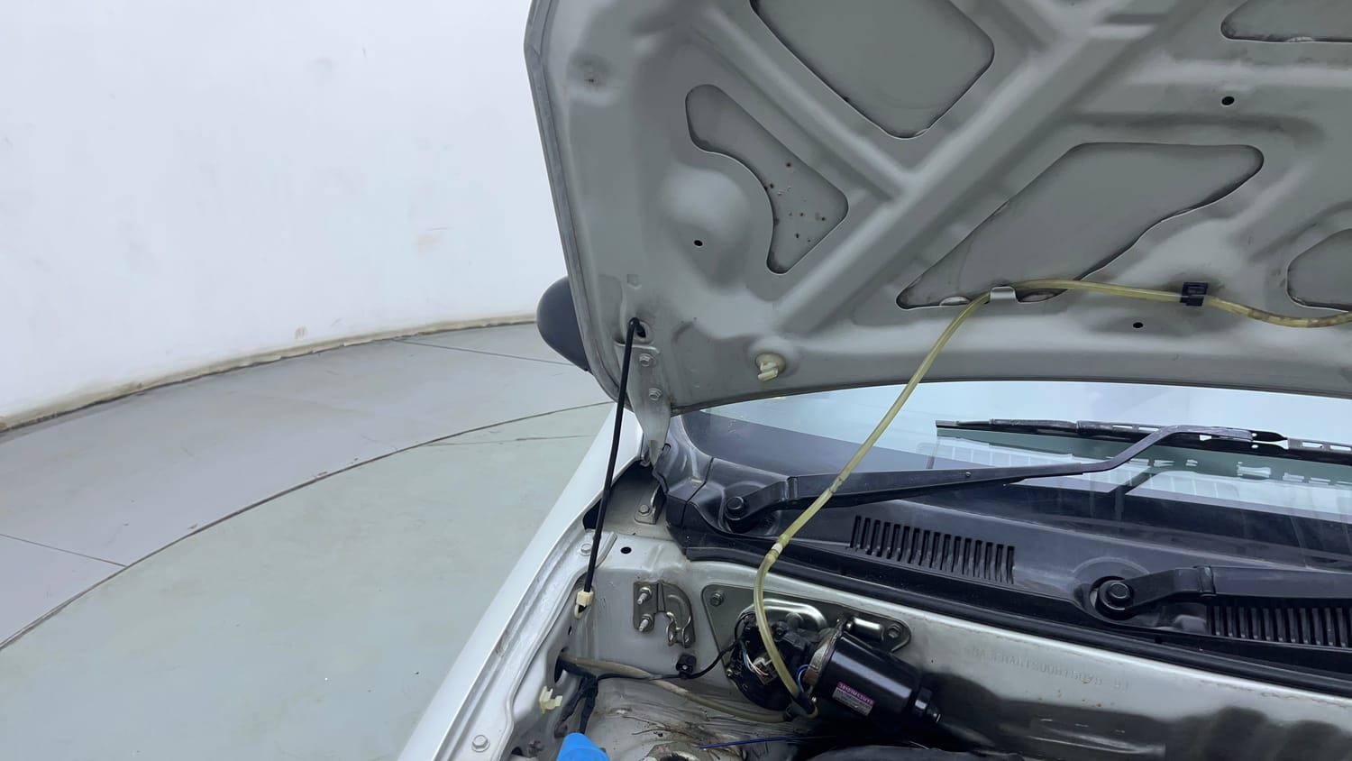 Used 2018 Maruti Suzuki Alto 800 LXi (O) Petrol Manual engine ENGINE RIGHT SIDE HINGE & APRON VIEW
