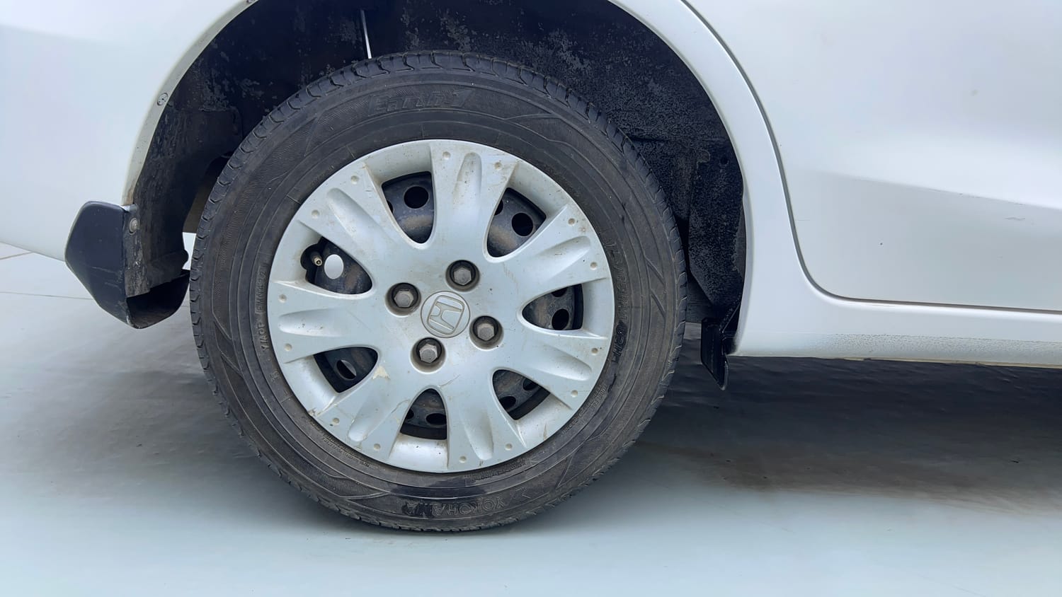 Used 2013 Honda Amaze 1.2 S i-VTEC Petrol Manual tyres RIGHT REAR TYRE RIM VIEW