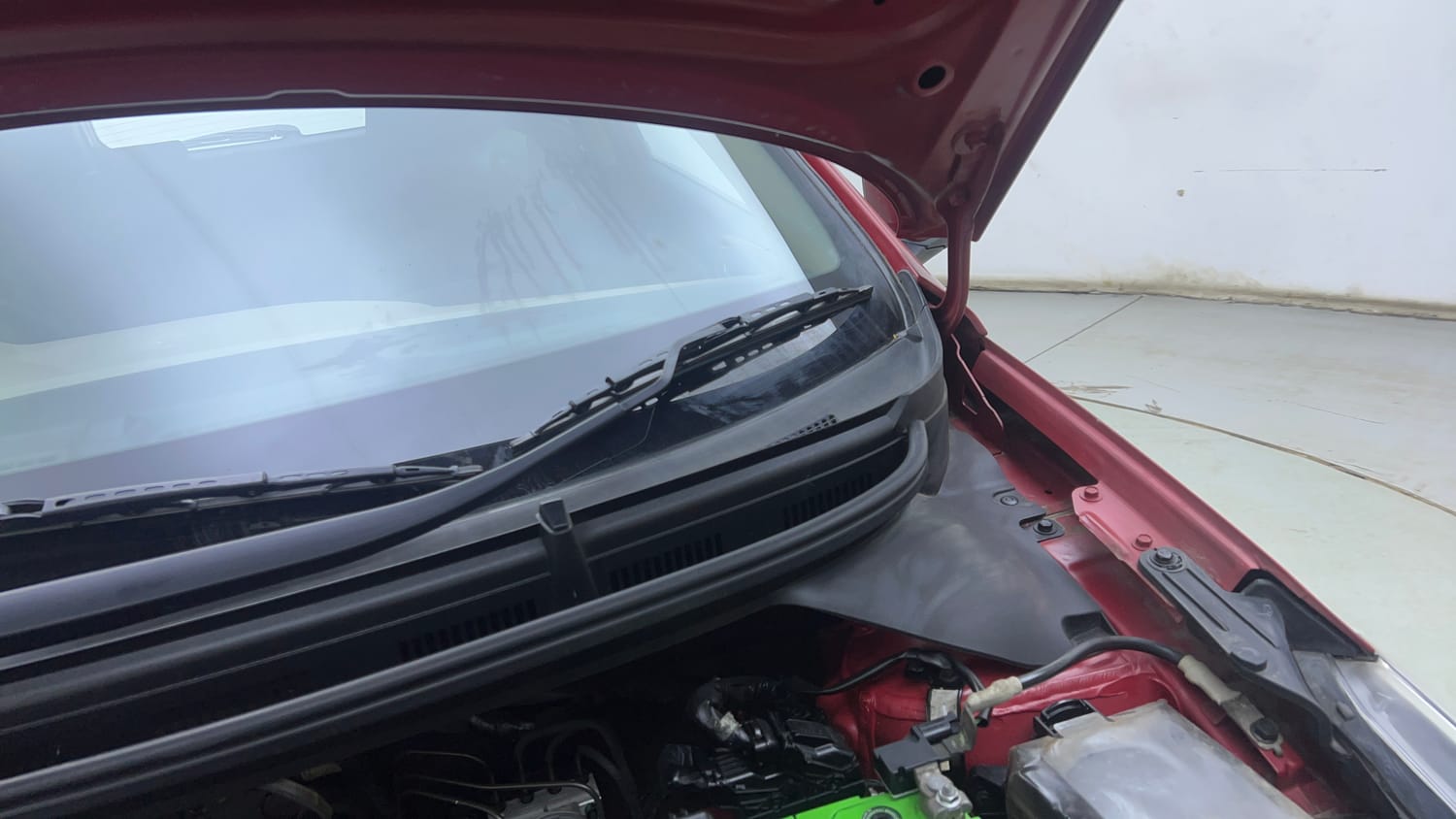 Used 2017 Hyundai Elite i20 Asta 1.2 Petrol Manual engine ENGINE LEFT SIDE HINGE & APRON VIEW
