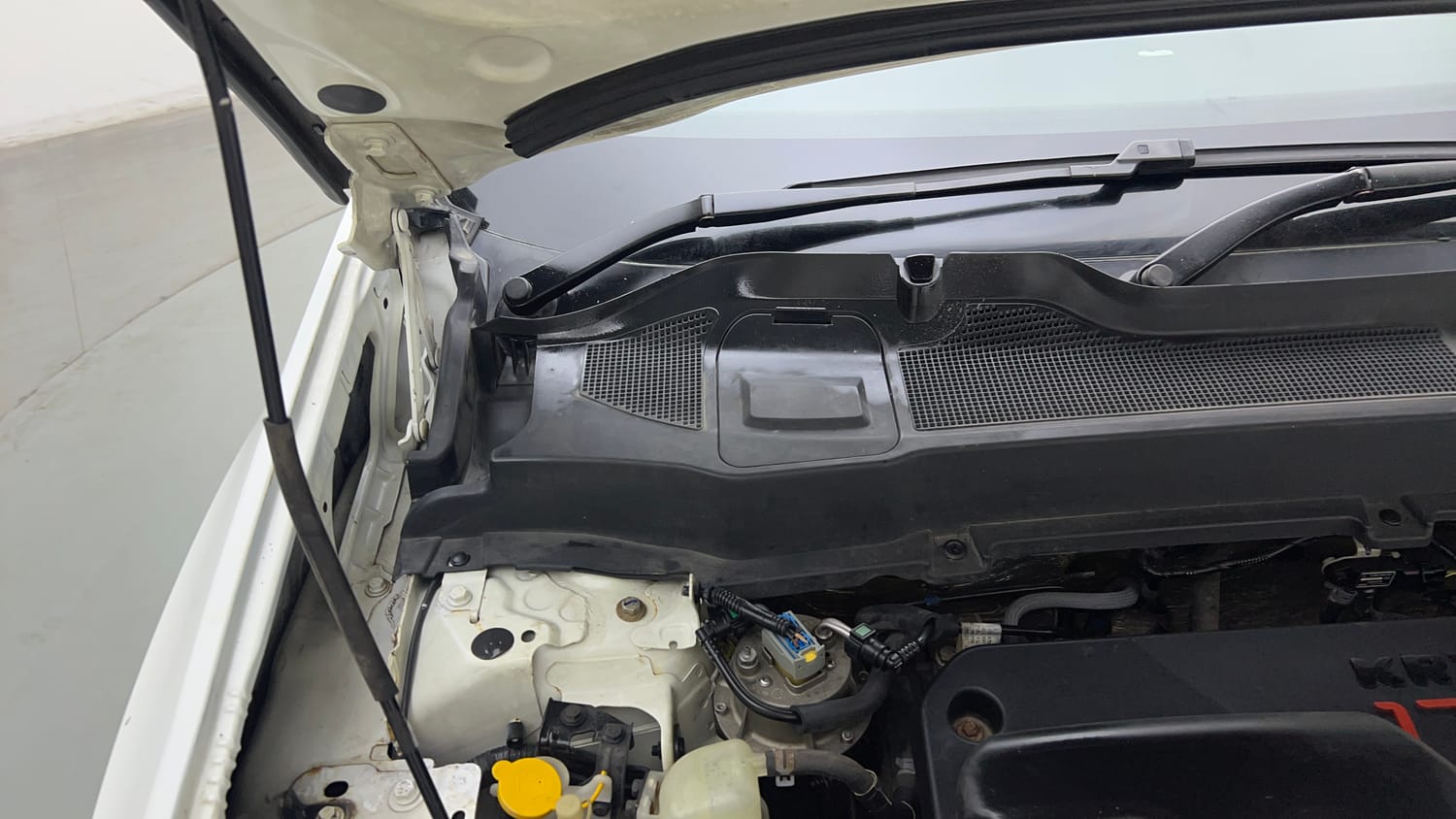 Used 2021 Tata Harrier XZA Plus Dual Tone Diesel Automatic engine ENGINE RIGHT SIDE HINGE & APRON VIEW