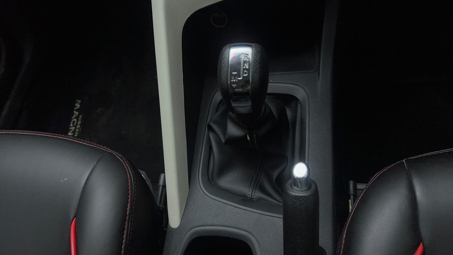 Used 2024 Nissan Magnite XE AMT Petrol Automatic interior GEAR  KNOB VIEW