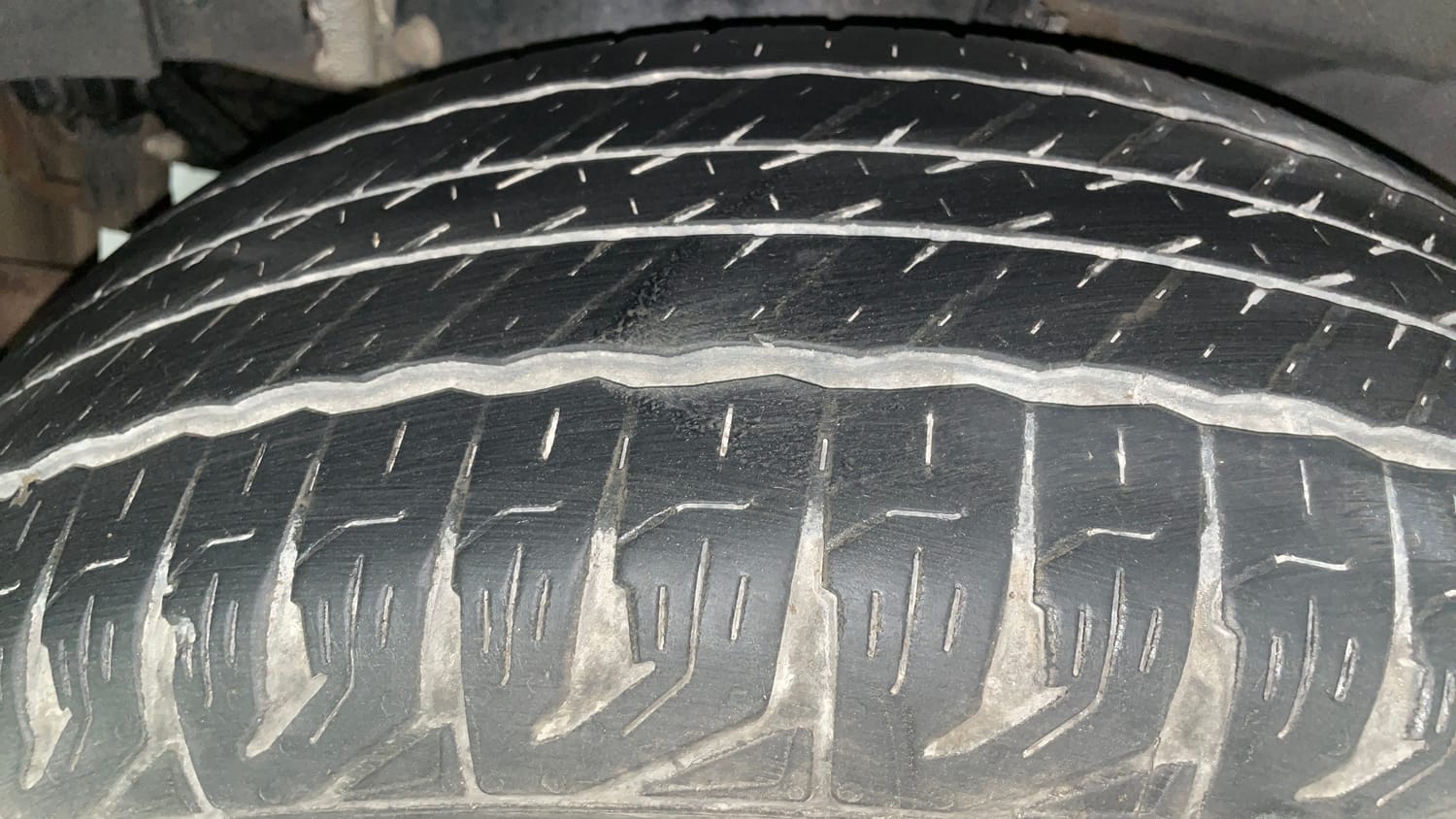 Used 2016 Mahindra XUV500 W4 Diesel Manual tyres RIGHT REAR TYRE TREAD VIEW