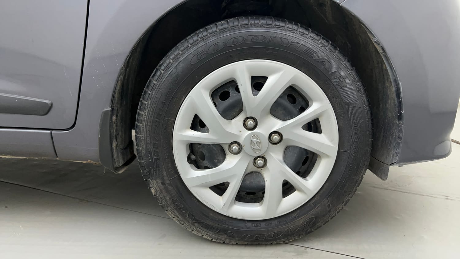 Used 2019 Hyundai Grand i10 Magna 1.2 Kappa VTVT Petrol Manual tyres RIGHT FRONT TYRE RIM VIEW