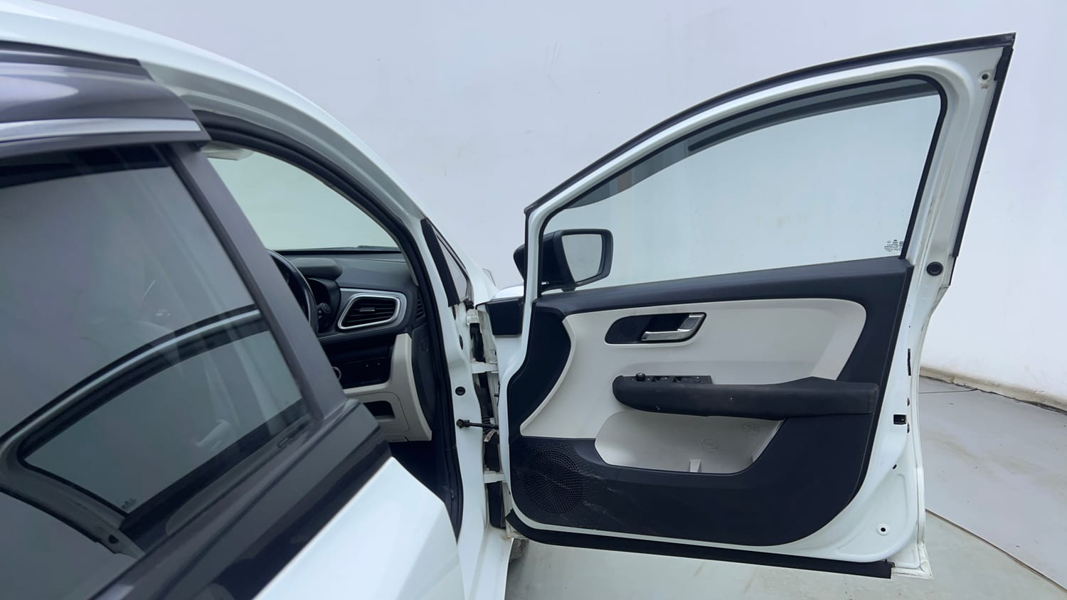 Used 2022 Tata Altroz XZ Plus Diesel Diesel Manual interior RIGHT FRONT DOOR OPEN VIEW