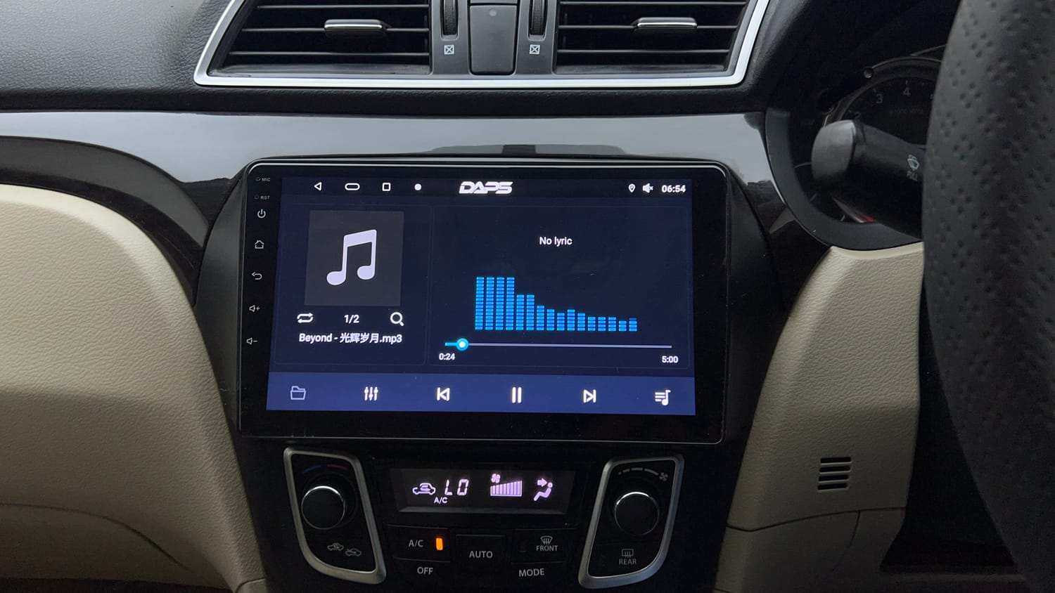 Used 2018 Maruti Suzuki Ciaz Zeta 1.4 AT Petrol Automatic top_features Integrated (in-dash) music system