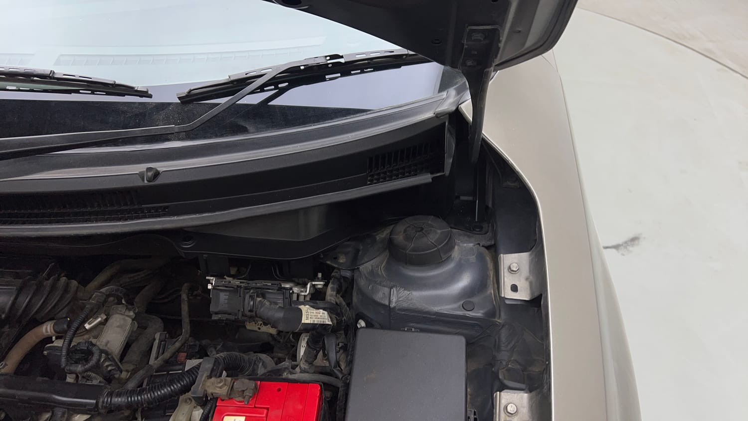 Used 2019 Maruti Suzuki Dzire VXi AMT Petrol Automatic engine ENGINE LEFT SIDE HINGE & APRON VIEW