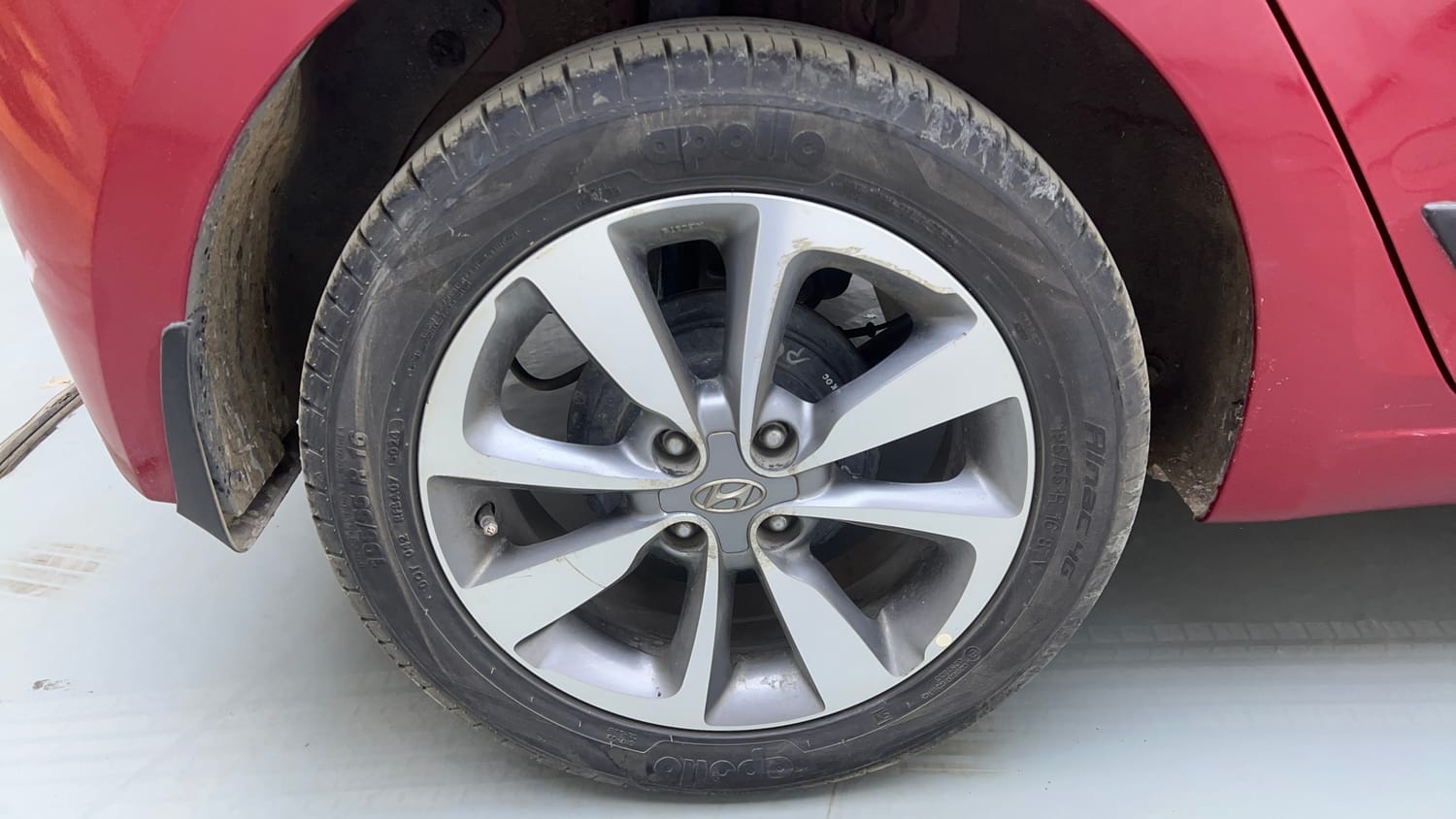 Used 2017 Hyundai Elite i20 Asta 1.2 Petrol Manual tyres RIGHT REAR TYRE RIM VIEW