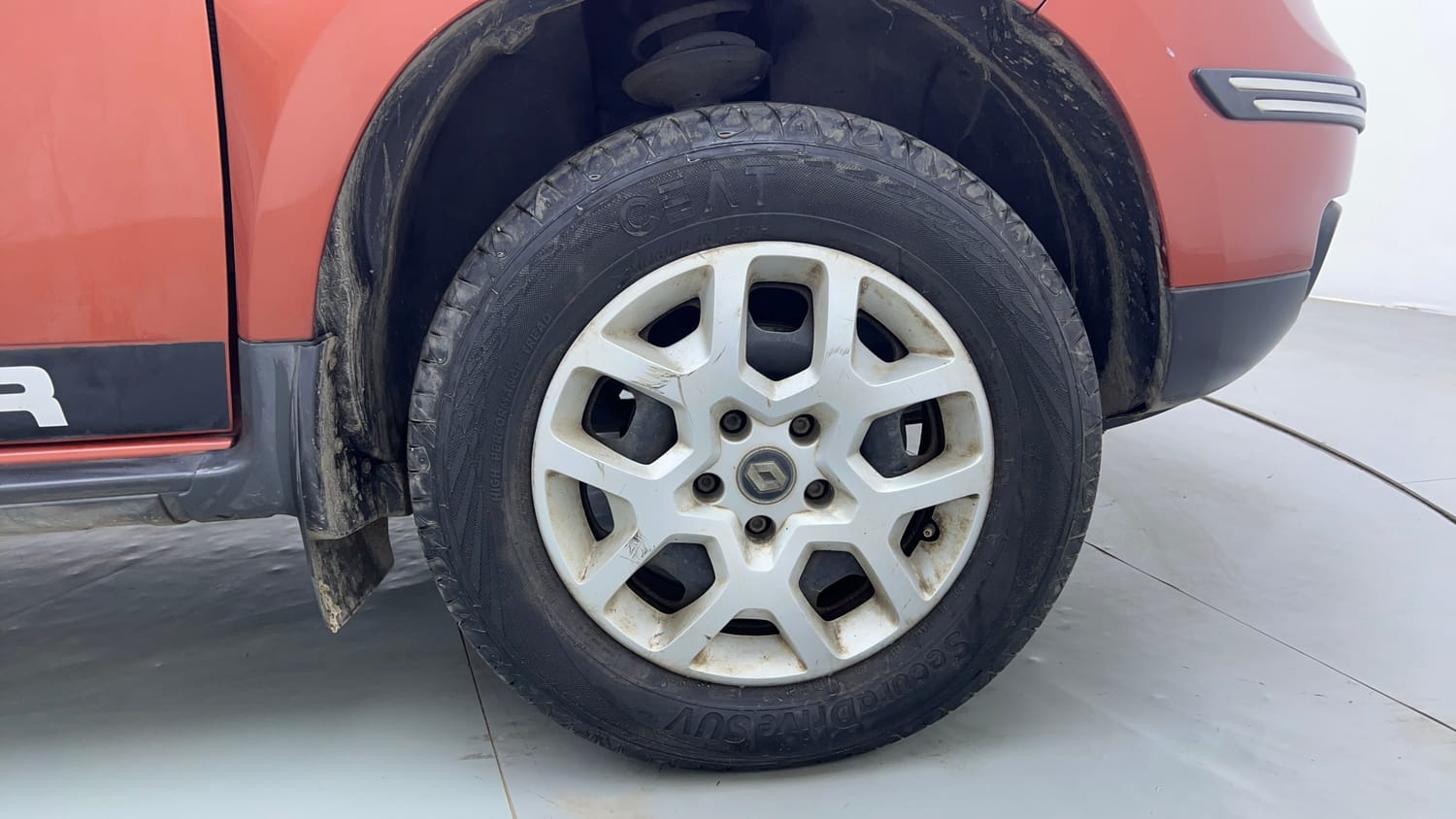 Used 2018 Renault Duster RXL Petrol Petrol Manual tyres RIGHT FRONT TYRE RIM VIEW