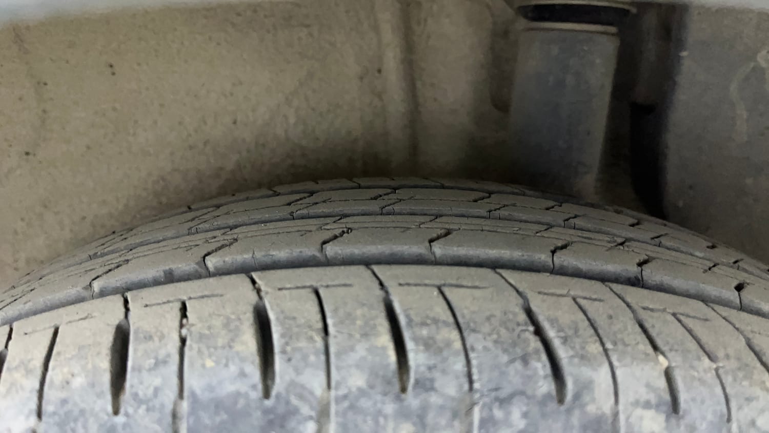Used 2020 Maruti Suzuki Ignis Alpha 1.2 AMT Petrol Automatic tyres LEFT REAR TYRE TREAD VIEW