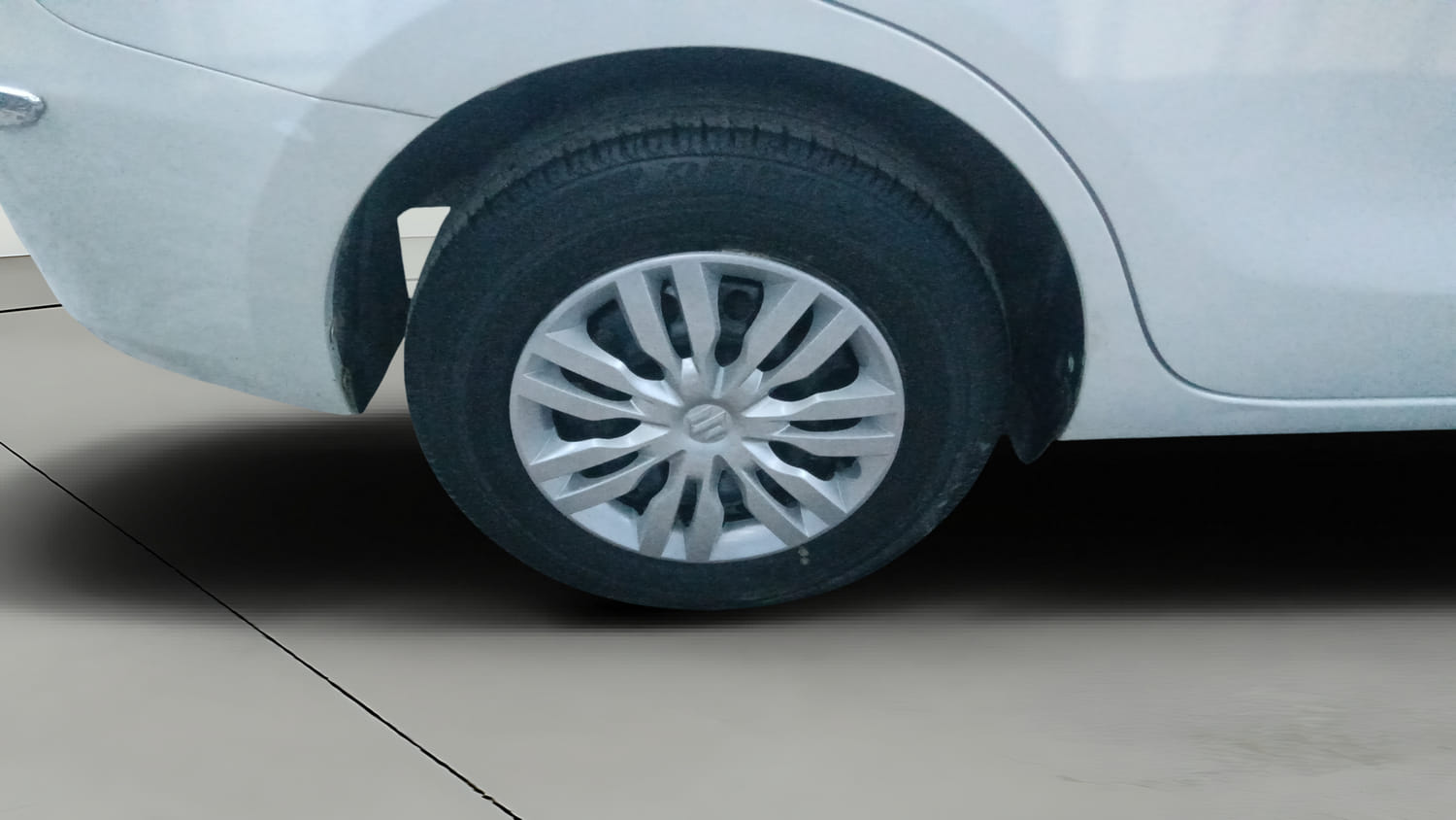 Used 2018 Maruti Suzuki Dzire VDi AMT Diesel Automatic tyres RIGHT REAR TYRE RIM VIEW