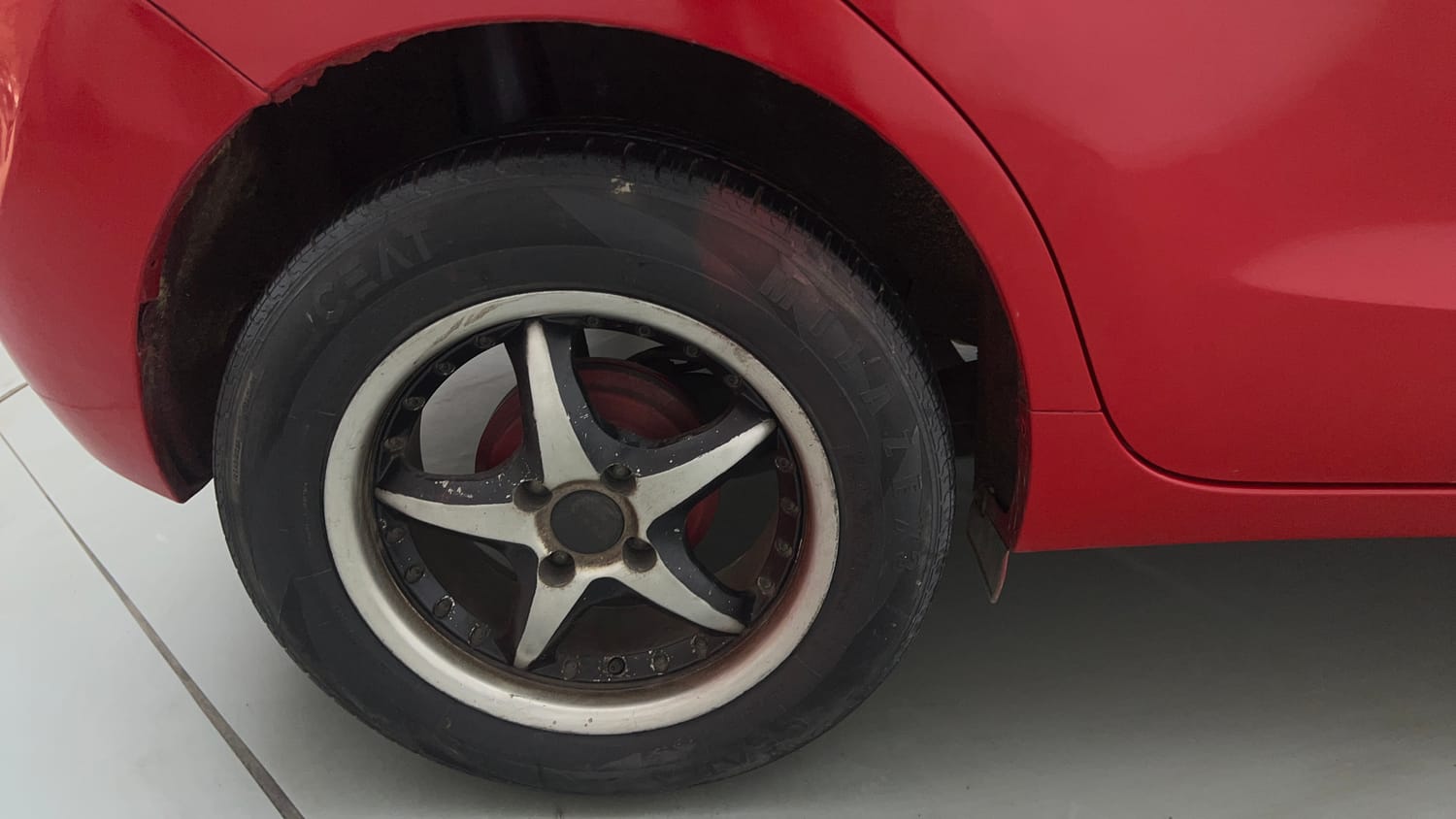 Used 2015 Maruti Suzuki Baleno Delta 1.2 Petrol Manual tyres RIGHT REAR TYRE RIM VIEW