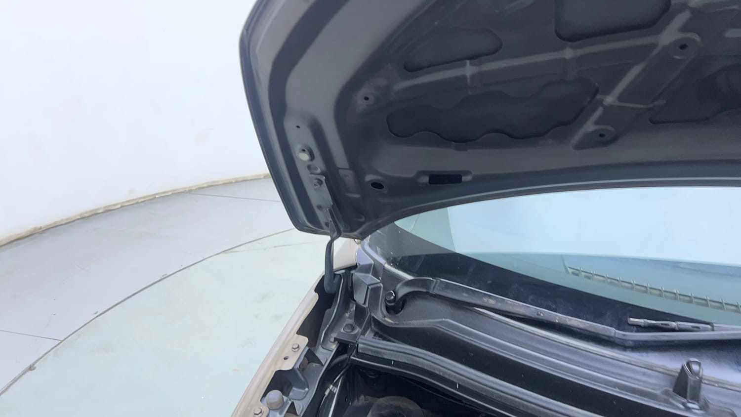 Used 2020 Maruti Suzuki Wagon R ZXi 1.2 Petrol Manual engine ENGINE RIGHT SIDE HINGE & APRON VIEW