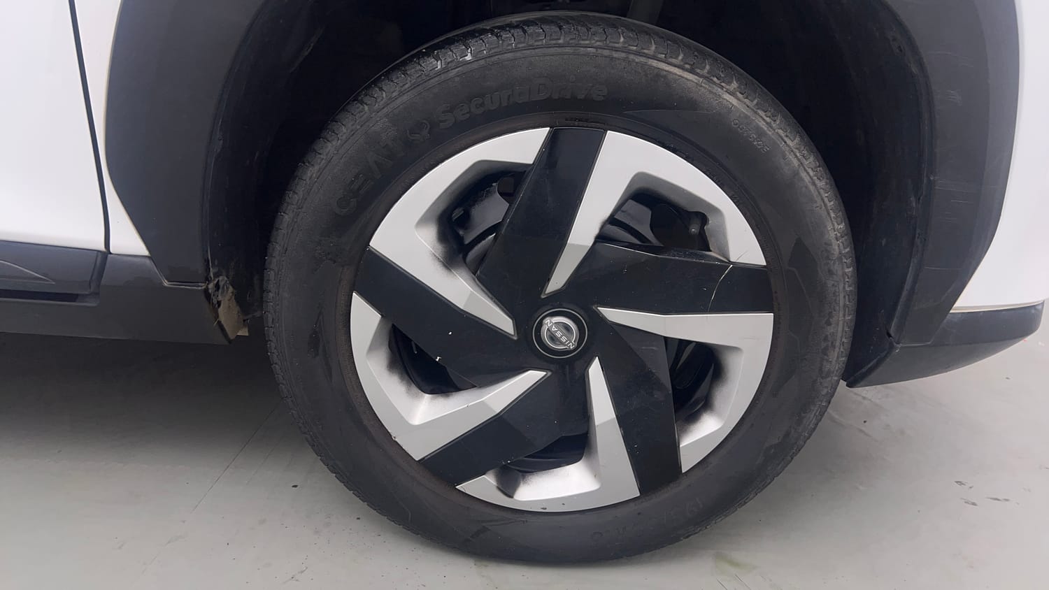 Used 2021 Nissan Magnite XL Petrol Manual tyres RIGHT FRONT TYRE RIM VIEW
