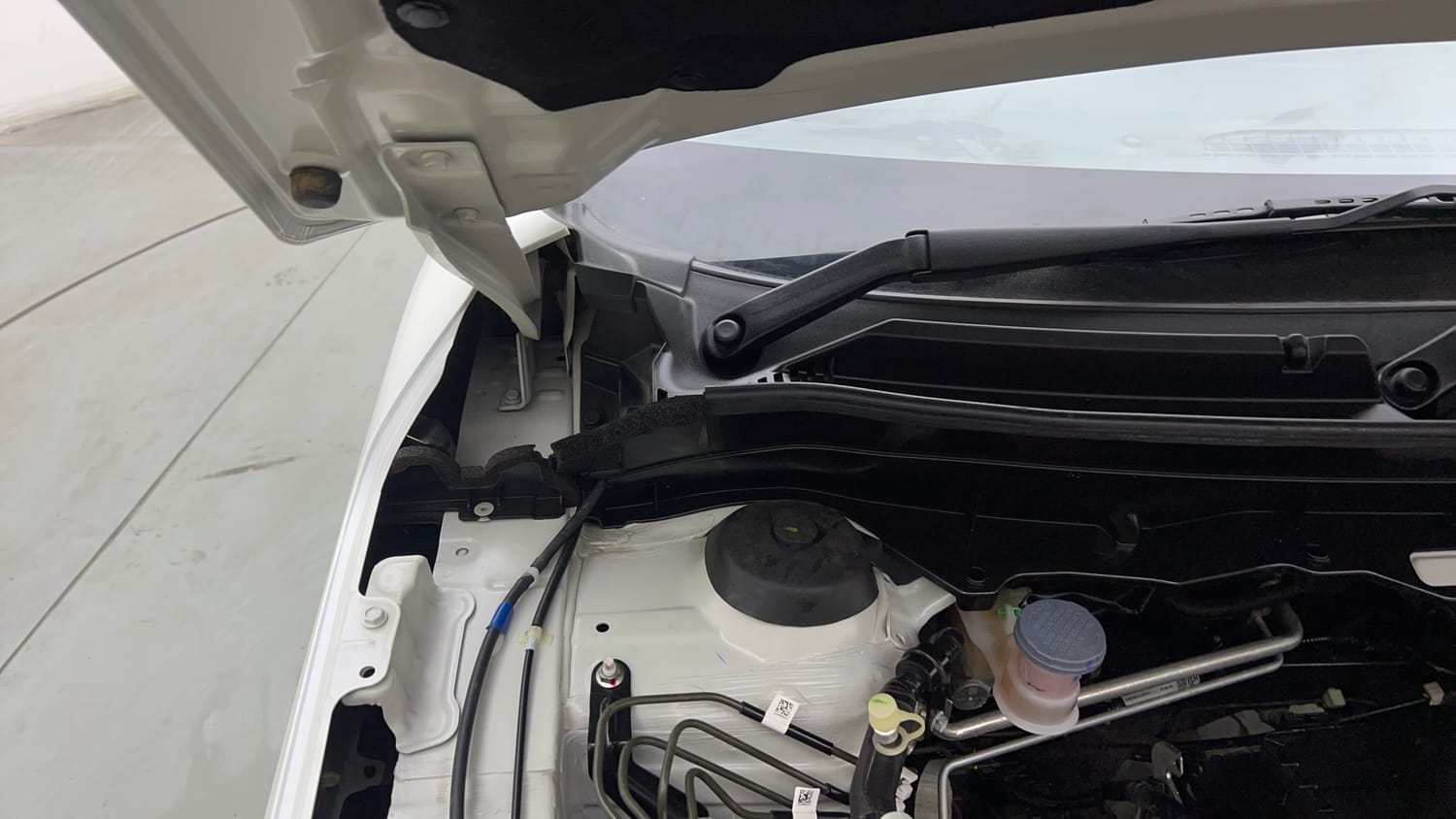 Used 2024 Maruti Suzuki Brezza ZXi Petrol Manual engine ENGINE RIGHT SIDE HINGE & APRON VIEW