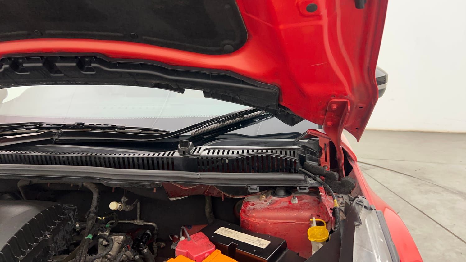 Used 2021 Tata Nexon XZA Plus Petrol Automatic engine ENGINE LEFT SIDE HINGE & APRON VIEW