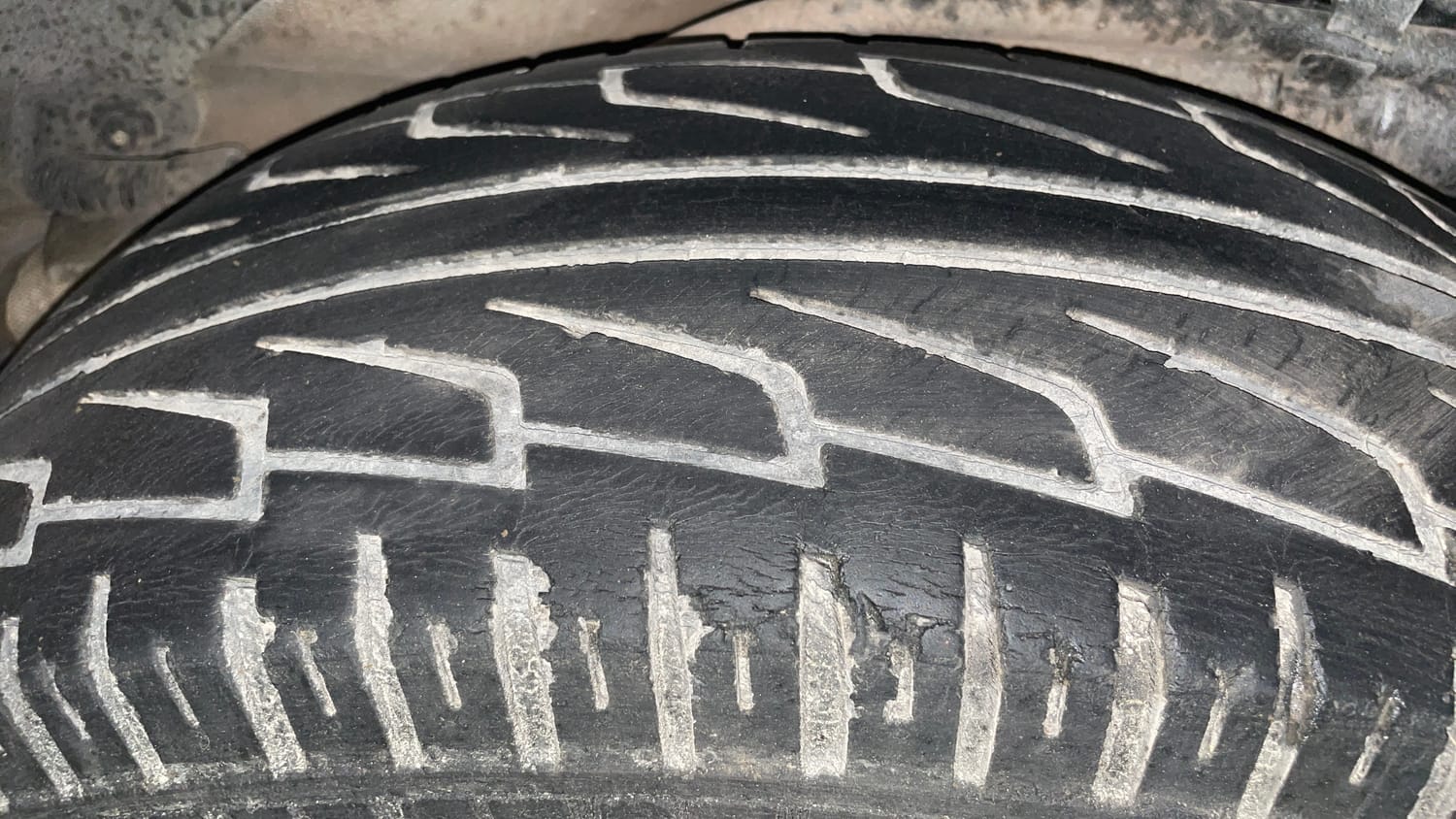 Used 2016 Mahindra XUV500 W4 Diesel Manual tyres LEFT REAR TYRE TREAD VIEW