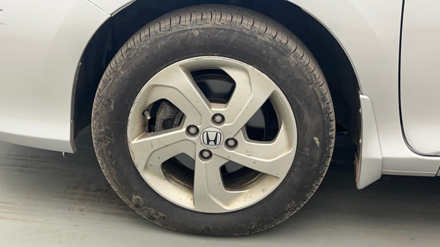 Used 2015 Honda City VX Petrol Manual tyres LEFT FRONT TYRE RIM VIEW