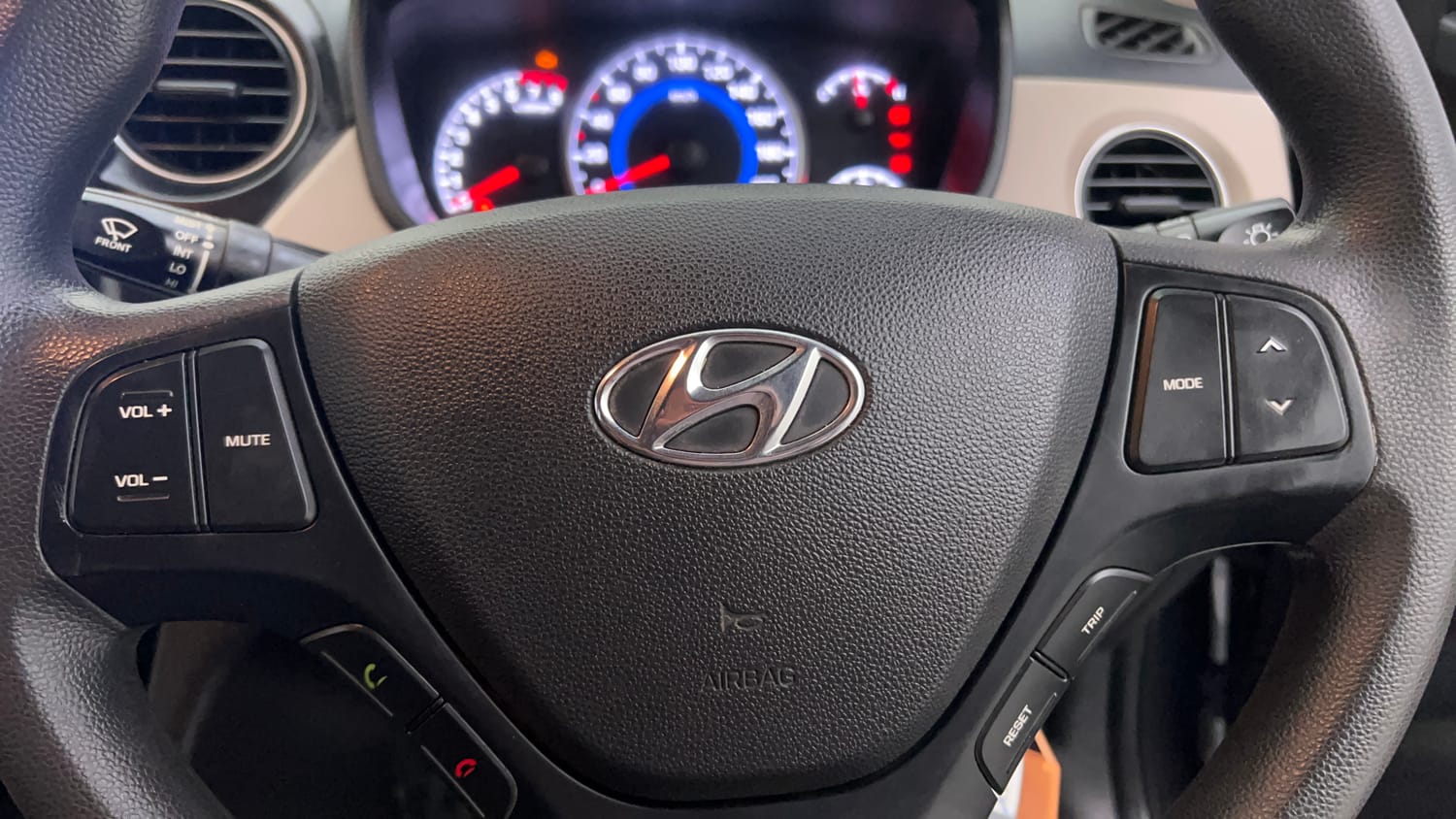Used 2019 Hyundai Grand i10 Magna 1.2 Kappa VTVT Petrol Manual top_features Steering mounted controls