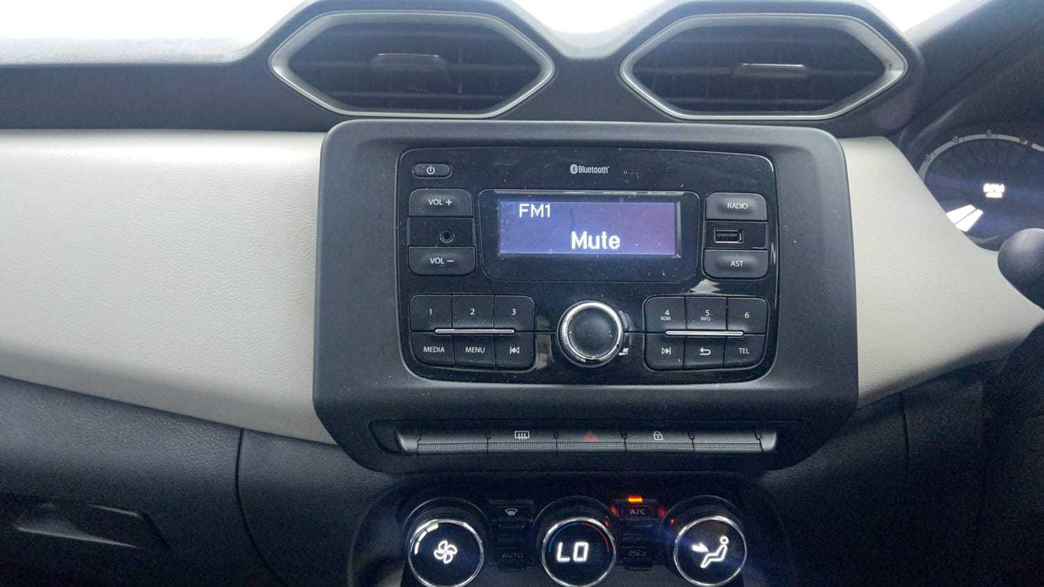 Used 2021 Nissan Magnite XL Petrol Manual interior MUSIC SYSTEM & AC CONTROL VIEW